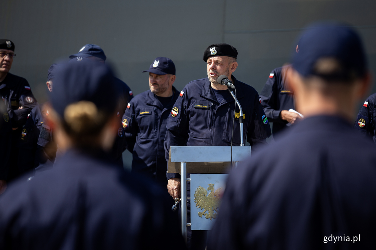 Kontradmirał Mirosław Jurkowlaniec, szef Zarządu Morskiego &ndash; zastępca Inspektora Marynarki Wojennej przemawia do marynarzy i ich bliskich. Fot. Przemysław Kozłowski