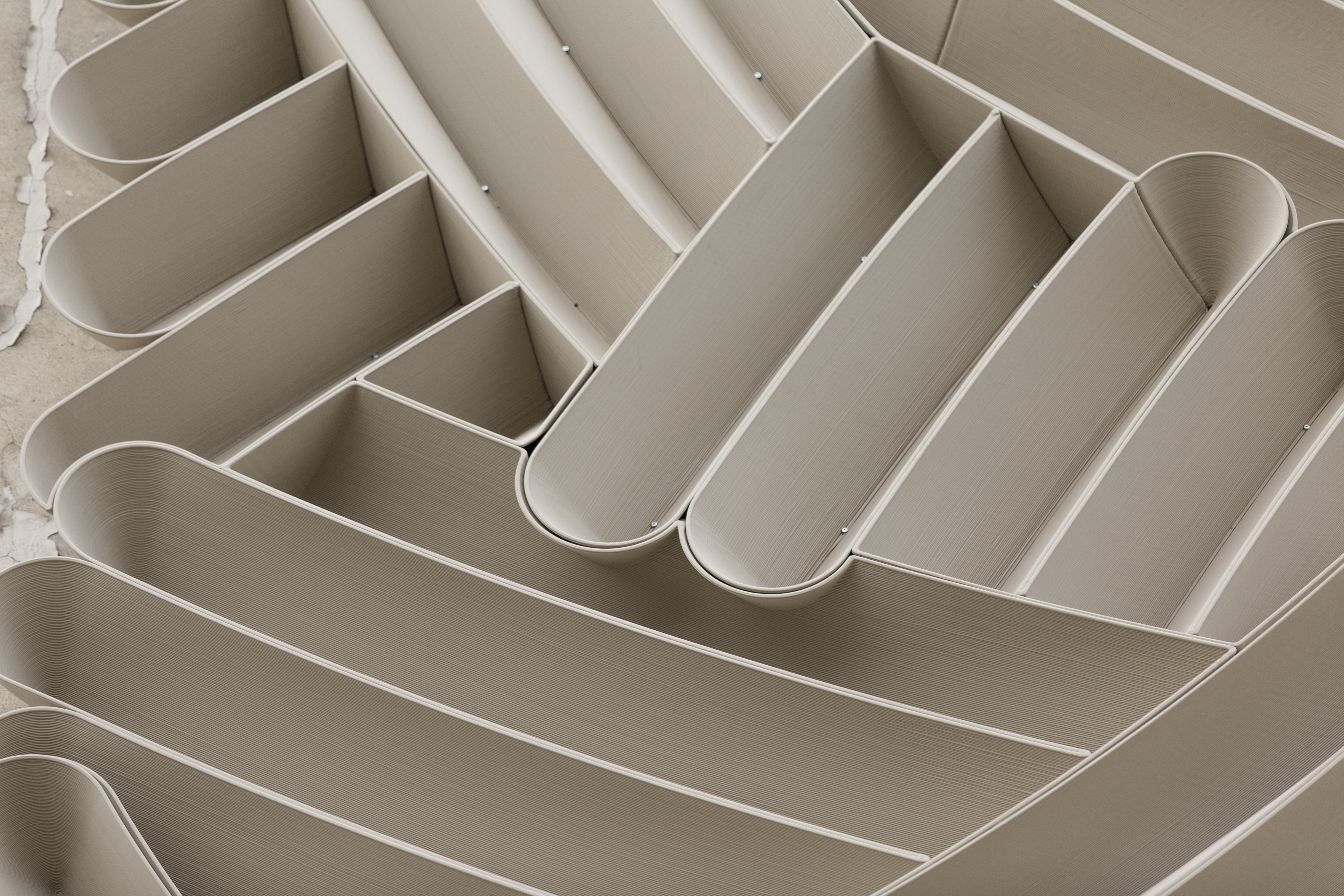 Projektanci wykorzystali syntetyczne odpady, w tym w dużej części morskiego pochodzenia, fot. Rafał Kołsut / Traffic Design