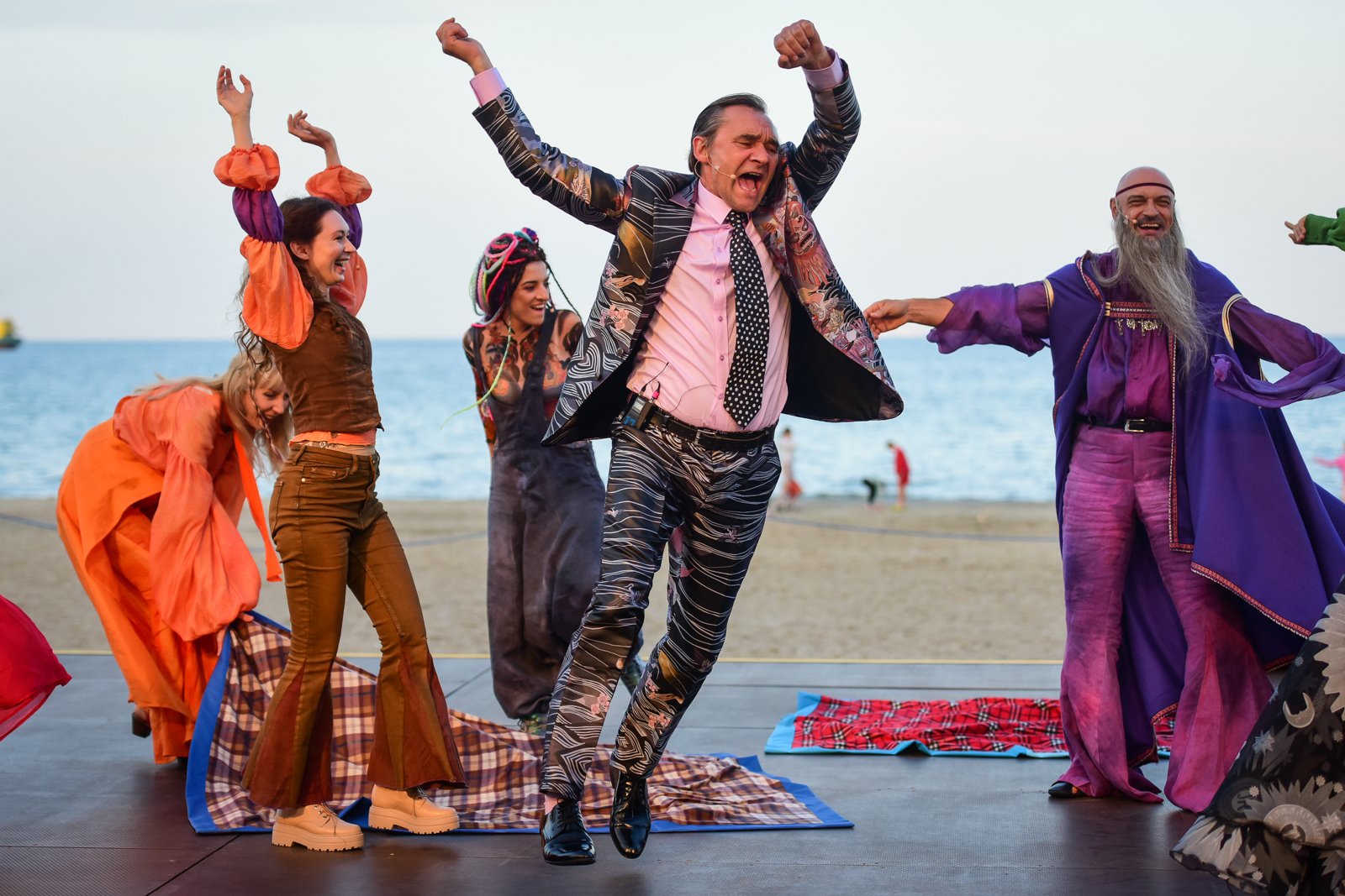 Aktorzu Teatru Miejskiego podczas spektaklu&nbsp;&bdquo;Kwiaty we włosach&rdquo; // fot. mat. prasowe&nbsp;