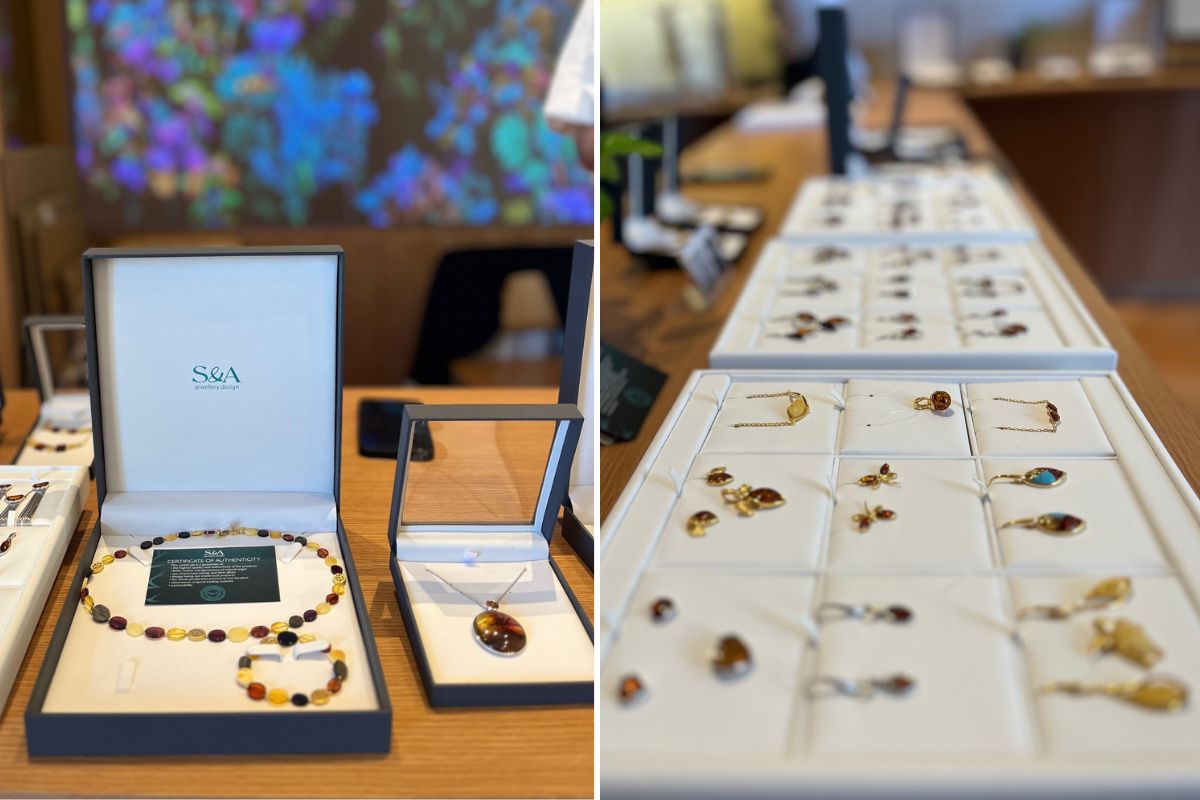 Dwa zdjęcia: ekspozycja biżuterii z bursztynami, widoczne logotypy firmy S&A