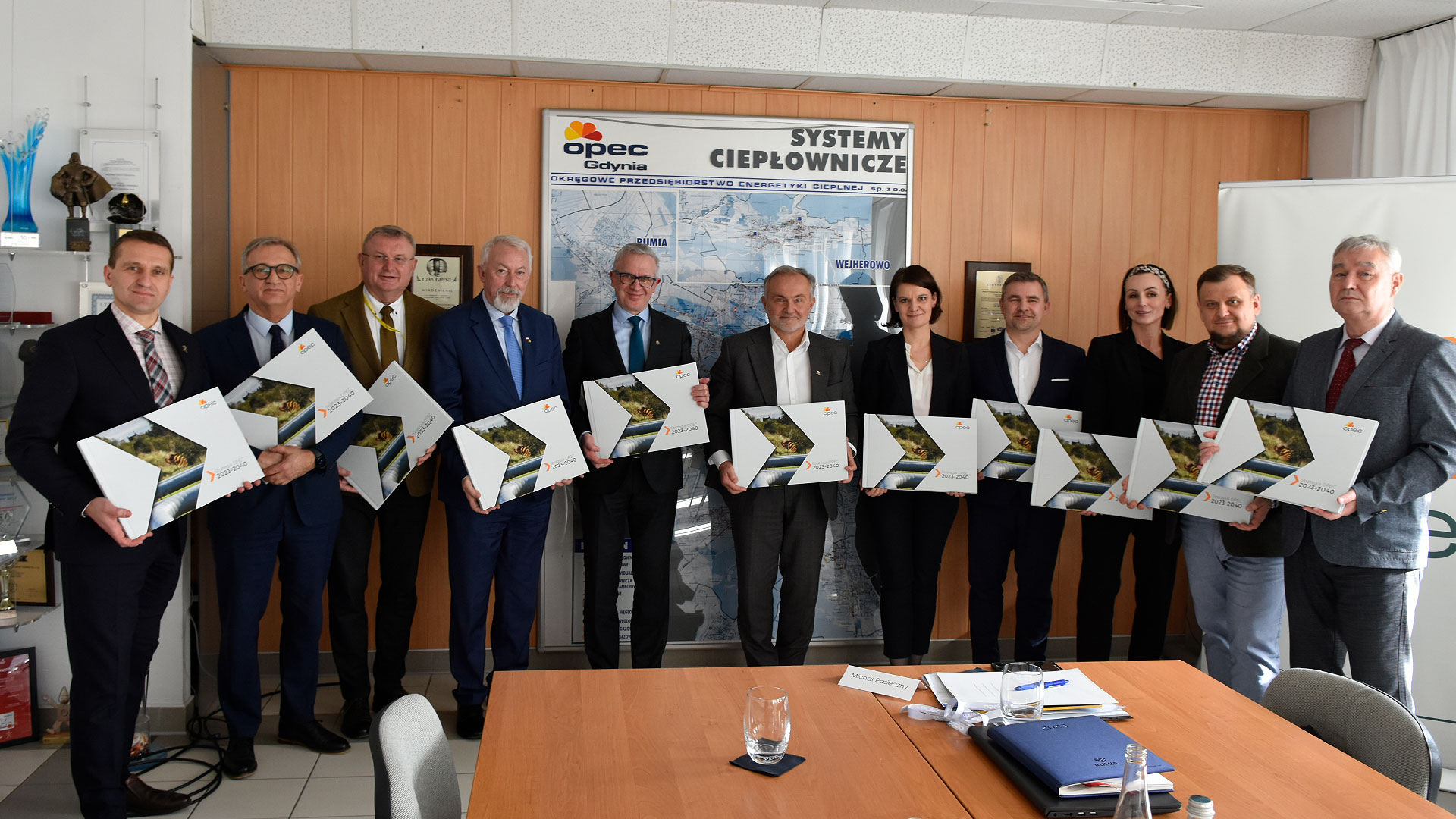 Najpierw ze strategią i jej założeniami dokładnie zapoznali się wsp&oacute;lnicy - czyli przedstawiciele lokalnych samorząd&oacute;w, w tym miasta Gdyni. Na zdjęciu w środku (sz&oacute;sty licząc od lewej strony) prezydent Gdyni Wojciech Szczurek, po jego prawej stronie wiceprezydent Gdyni ds. gospodarki, Katarzyna Gruszecka-Spychała, fot. OPEC Gdynia / mat. prasowe