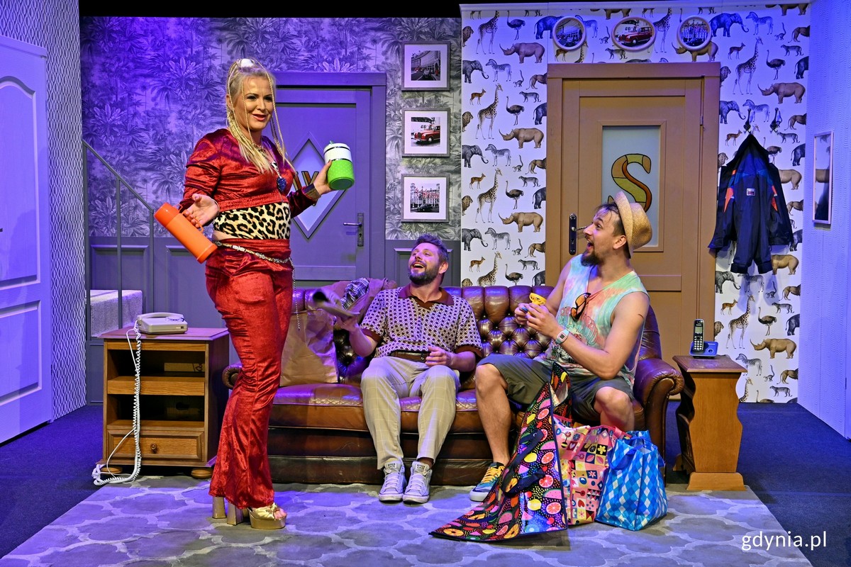 Zdjęcie z pr&oacute;by generalnej spektaklu &bdquo;Mayday 2&rdquo; w Konsulacie Kultury. Scena zbiorowa // fot. Magdalena Czernek