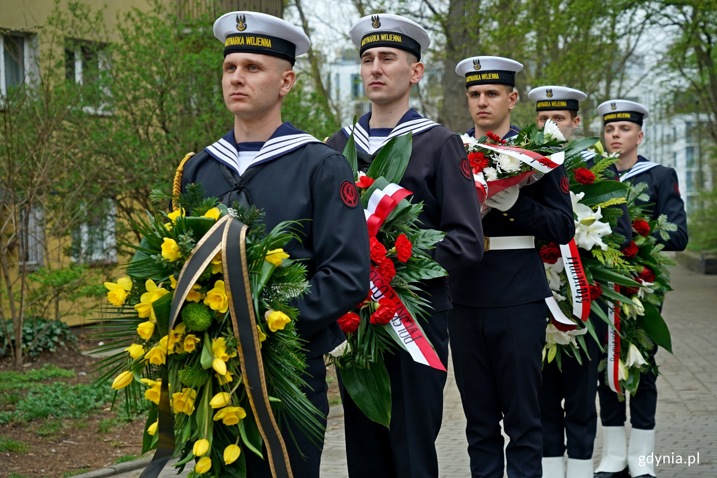 Żołnierze Marynarki Wojennej trzymający wieńce i wiązanki kwiat&oacute;w podczas uroczystości z okazji 82. rocznicy wybuchu powstania w getcie warszawskim (fot. Magdalena Czernek)