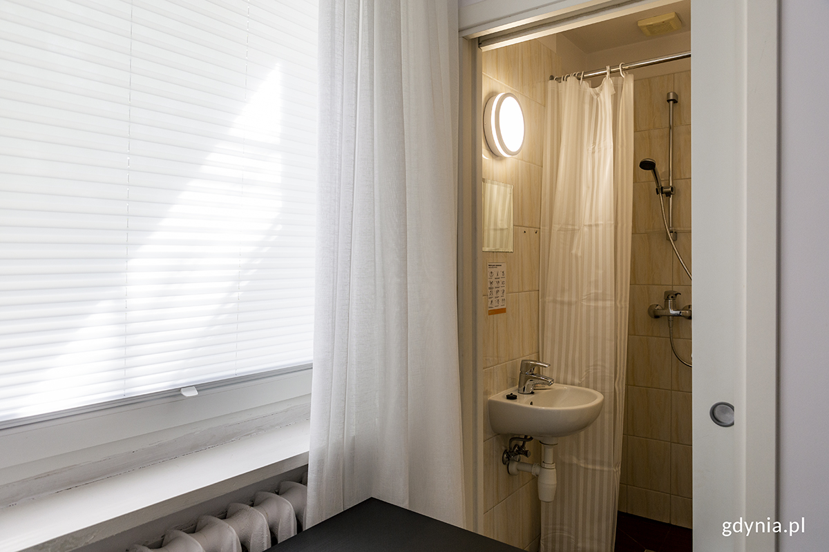 Odnowiony i wyposażony przez Invest Komfort pok&oacute;j z łazienką. Fot. Przemysław Kozłowski