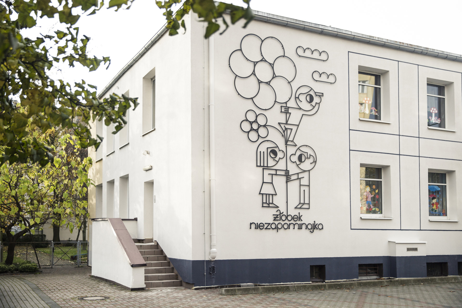 Metaloplastyka na elewacji żłobka &bdquo;Niezapominajka" z 2017 roku, fot. Rafał Kołsut / Traffic Design