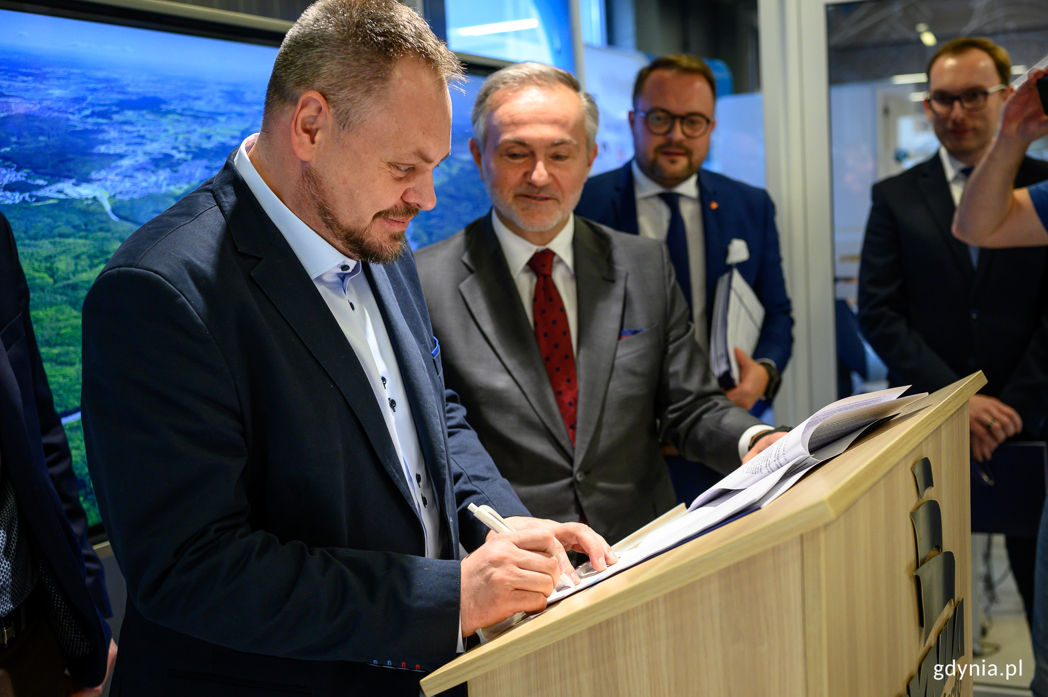 Umowę na przebudowę ul. Hodowlanej podpisali prezydent Gdyni Wojciech Szczurek oraz przedstawiciele firmy STRABAG // fot. Dawid Linkowski