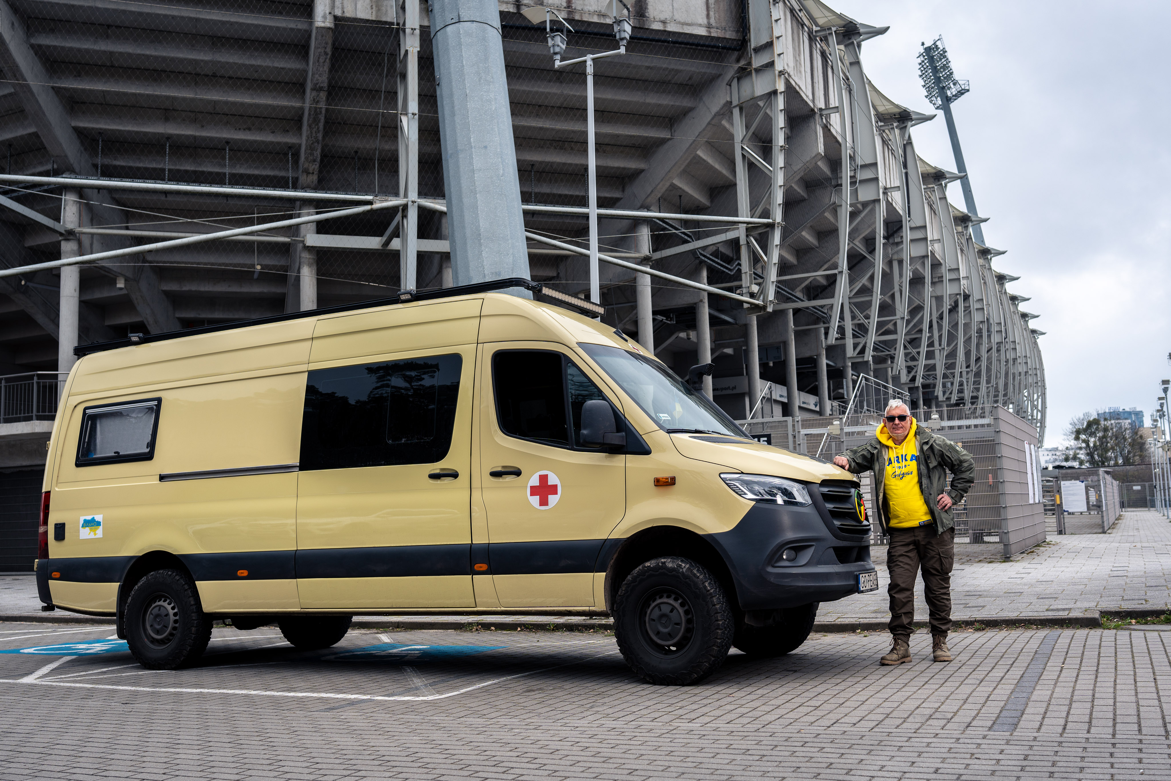 Mariusz Delgas przy samochodzie, kt&oacute;rym jeździ do Ukrainy // fot. Dawid Linkowski