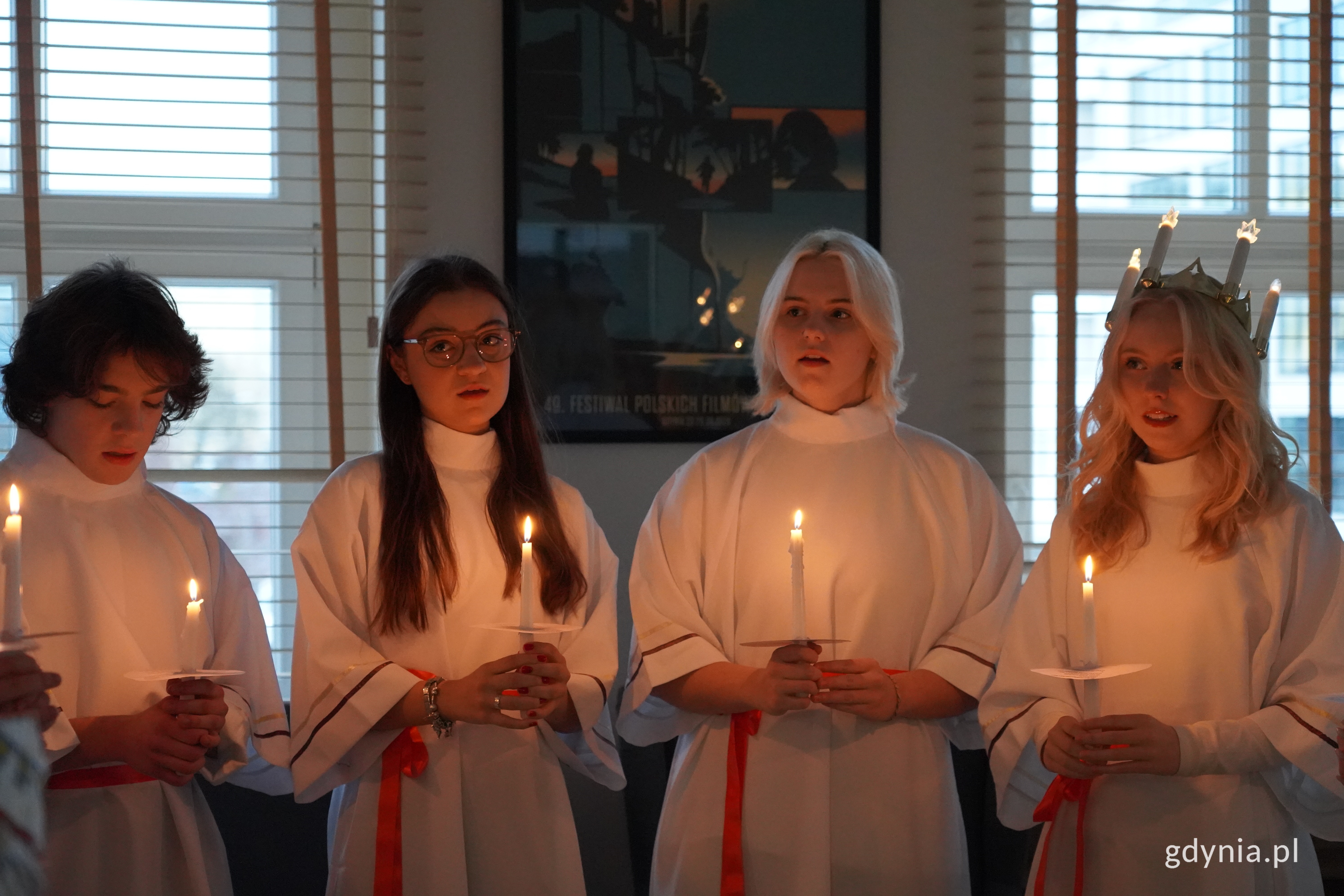 Uczniowie w orszaku św. Łucji