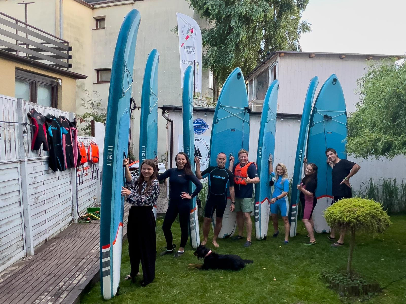 zawodnicy SUP z deskami