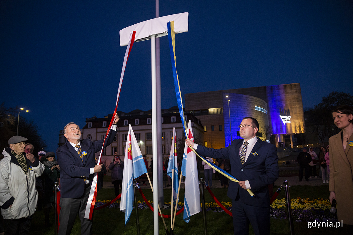 Prezydent Gdyni Wojciech Szczurek i Oleksandr Plodystyi &ndash; konsul generalny Ukrainy w Gdańsku odsłaniają tablicę z nazwą placu // fot. Przemysław Kozłowski
