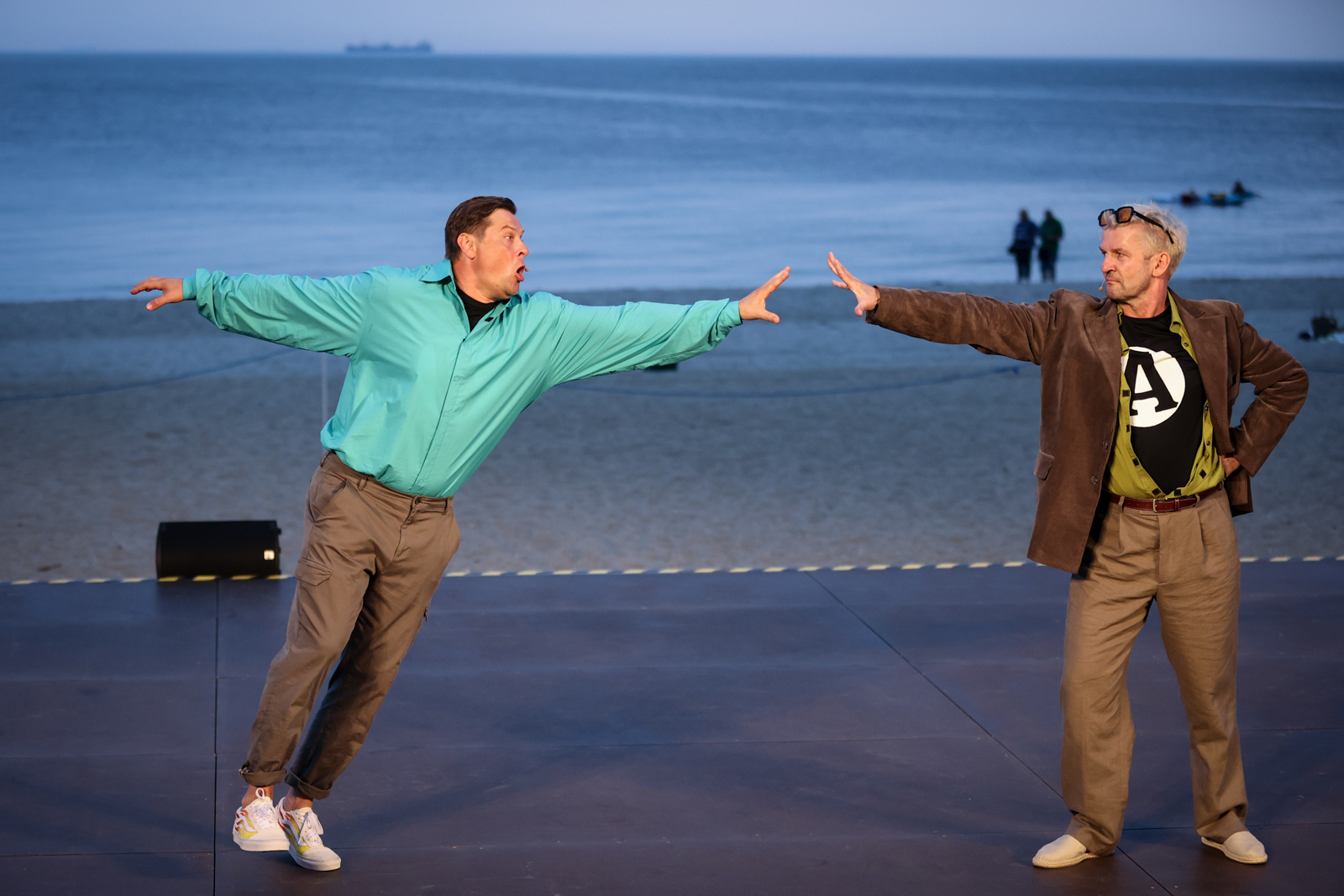 As (Piotr Michalski) przekazuje moc Waletowi (Szymon Sędrowski, po lewej). Zdjęcie z pr&oacute;by medialnej spektaklu &bdquo;Na Waleta!&rdquo; // fot. Roman Jocher