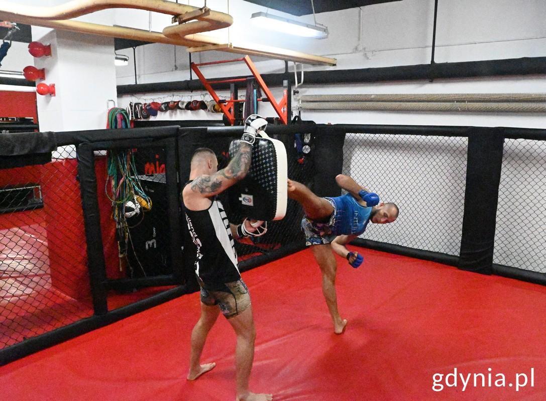 Dw&oacute;ch zawodnik&oacute;w trenuje na materacu wykopy