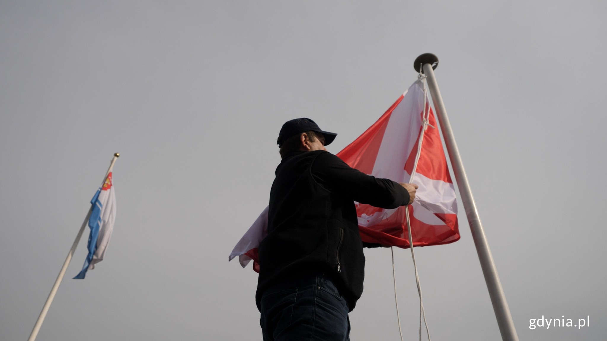 Na maszcie flagowym Urzędu Miasta wzniesiono kopię oryginalnej bandery z pierwszego przedwojennego żaglowca &bdquo;Zawisza Czarny&rdquo; // fot. Marcin Mielewski
