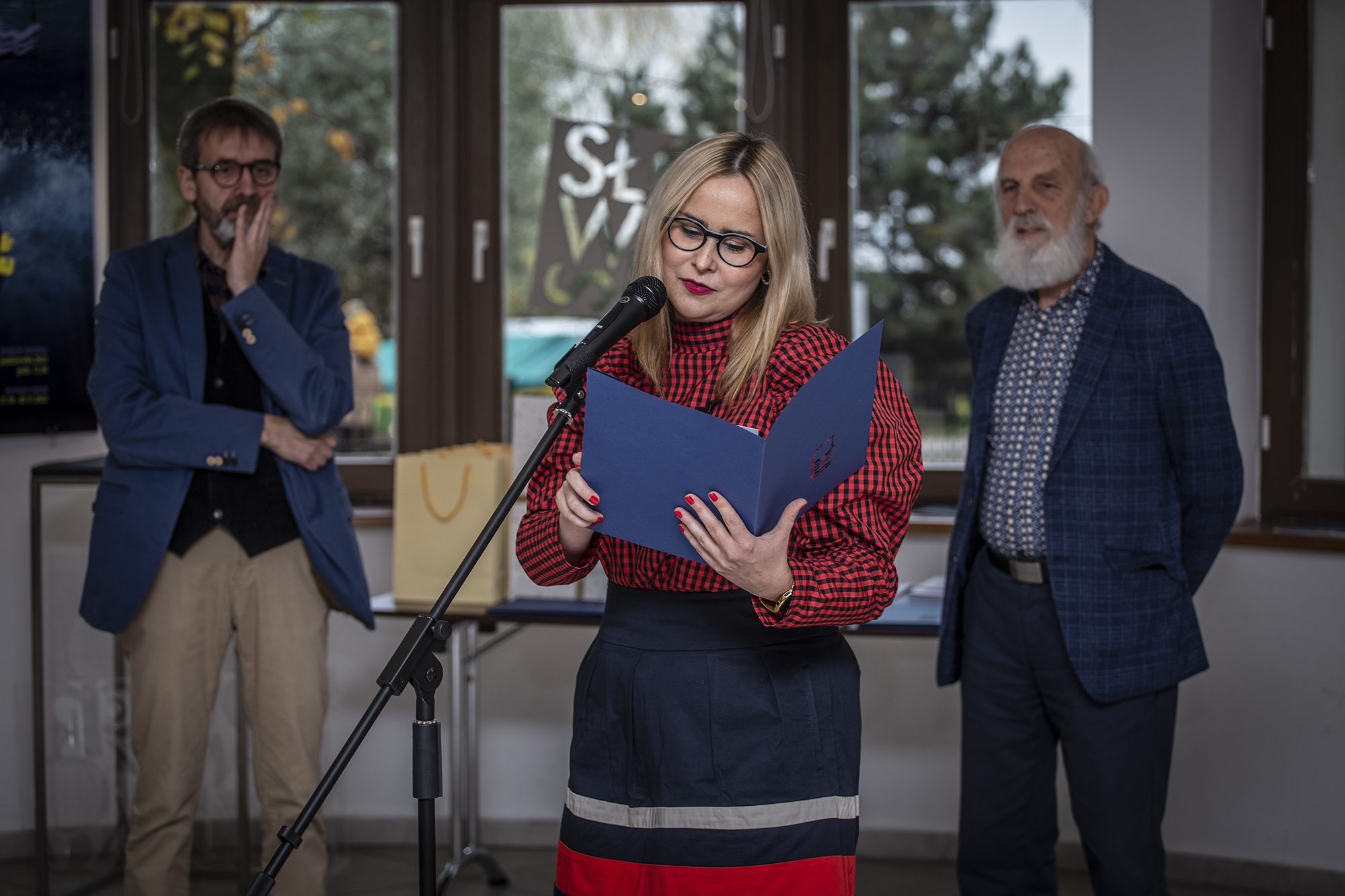 Na zdj. Ewa Manuszewska (przy mikrofonie), dyrektor Marek Lis (pierwszy z prawej) i komisarz biennale&nbsp;Andrzej Jurkiewicz (pierwszy z lewej) // fot. Jacek Michałowski
