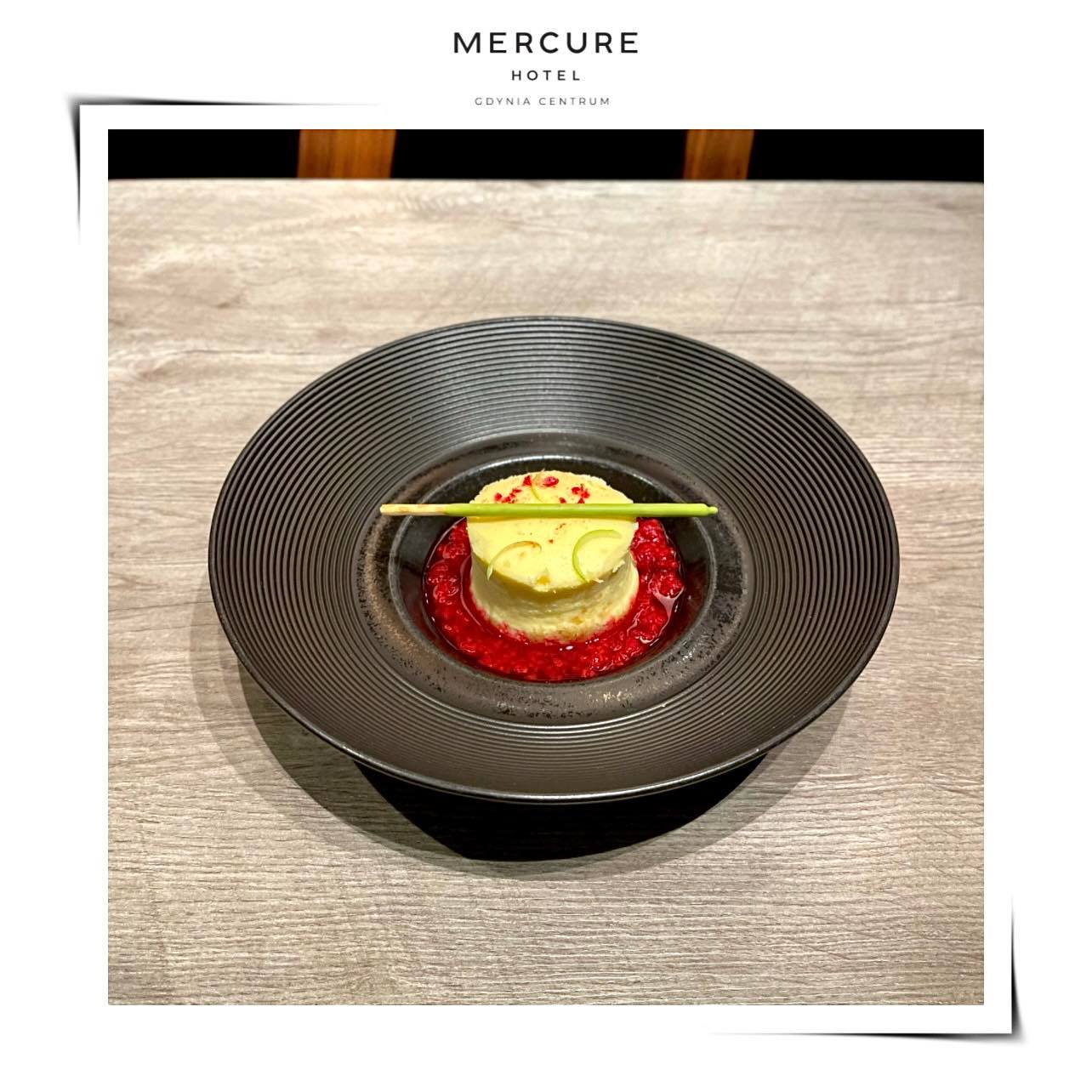 Sernik Limonkowy przygotowany na bazie delikatnego, kaszubskiego twarogu i podany na domowej konfiturze malinowej z nowej karty restauracji Winestone Gdynia w hotelu Marcure Gdynia Centrum. Źr&oacute;dło: www.facebook.com/mercuregdynia
