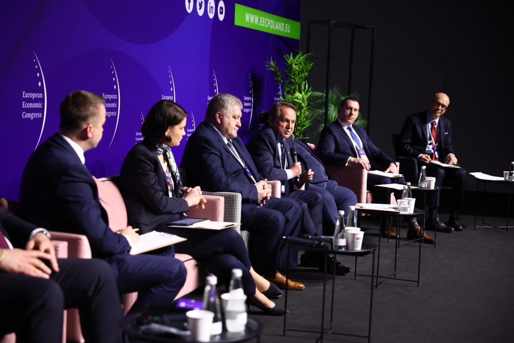 Paneliści wtorkowego panelu podczas EEC w Katowicach. Druga od lewej wiceprezydent Gdyni, Katarzyna Gruszecka-Spychała, fot. mat.prasowe organizator&oacute;w