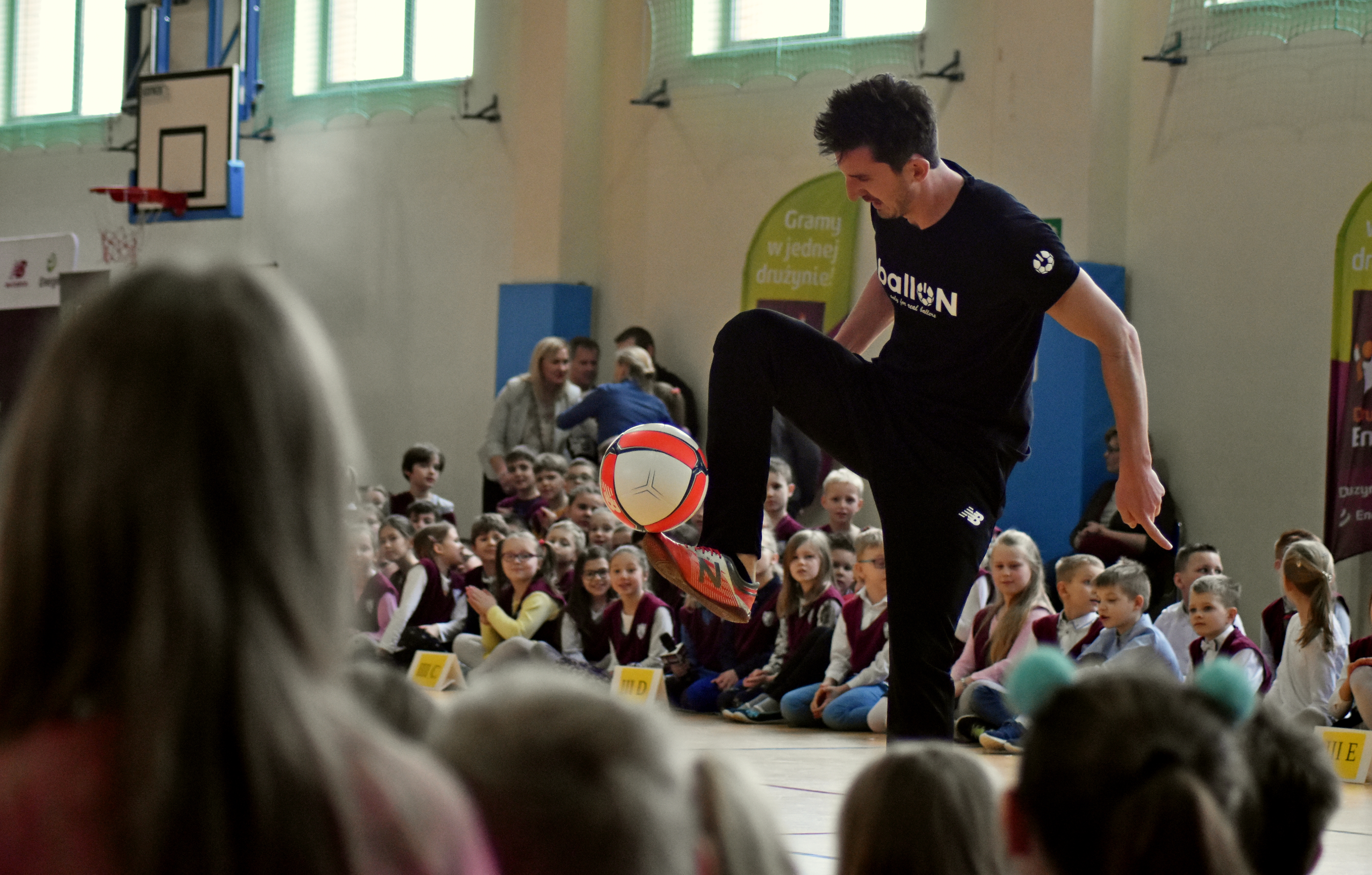 Krzysztof Golonka, piłkarski freestyler jest jednym z ambasador&oacute;w akcji, fot. Kamil Złoch