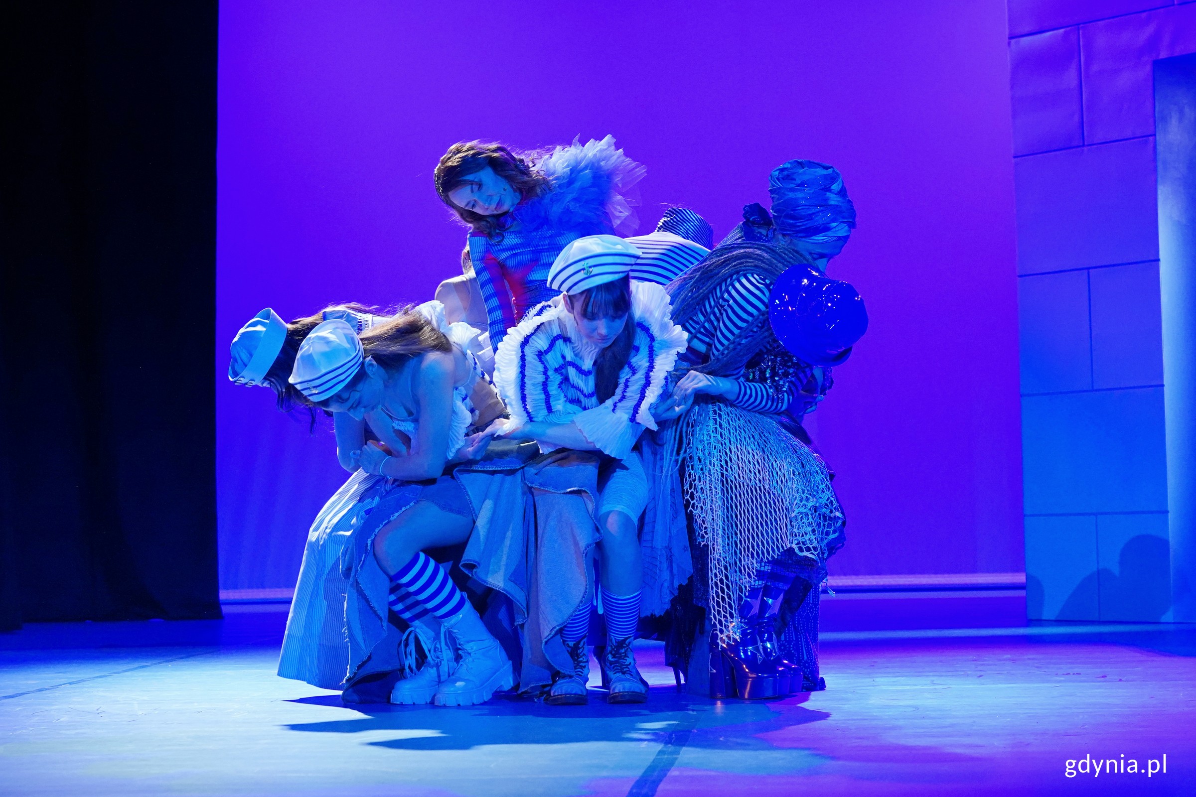 Zdjęcie z pr&oacute;by spektaklu &bdquo;Gdynia. Fordewind&rdquo;. Scena Zbiorowa (fot. Magdalena Czernek)