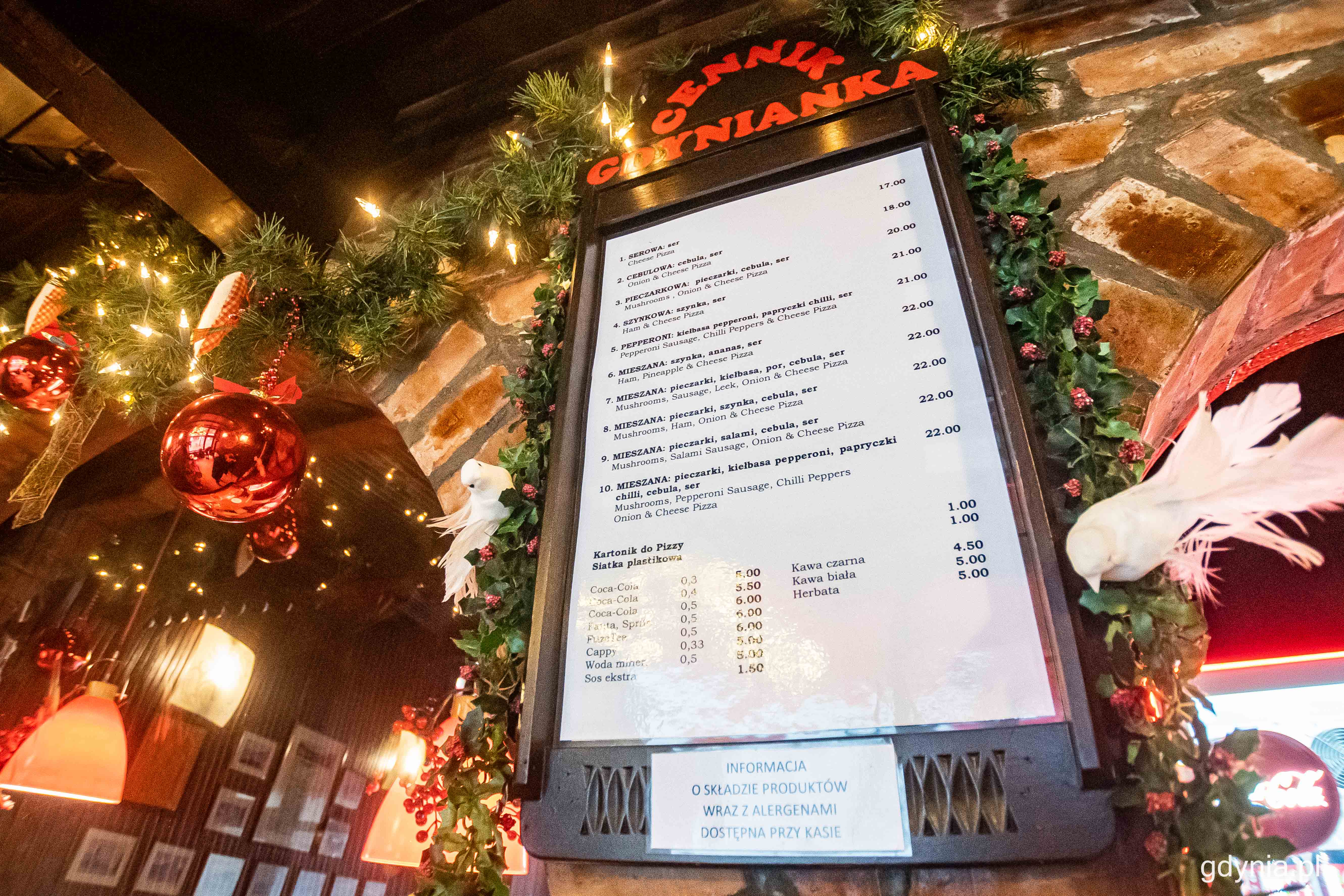 Wystr&oacute;j &bdquo;Gdynianki" nie zmienia się od lat, przez co klienci czują się tak, jakby cofnęli się w czasie do swojej młodości, fot. Kamil Złoch