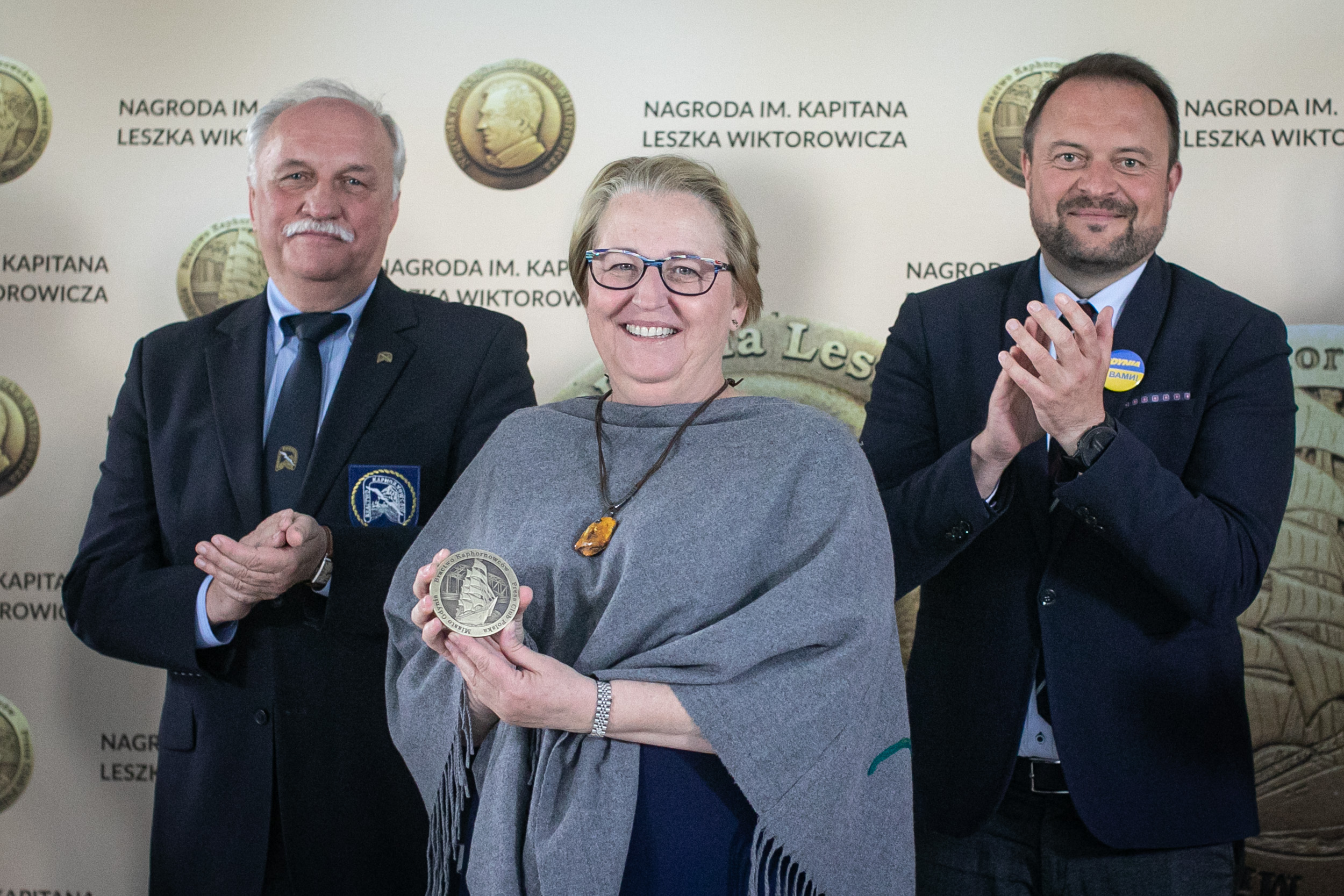 Od prawej: Marek Łucyk - wiceprezydent Gdyni ds. rozwoju, Lucyna Mieczkowska - żona Waldemara Mieczkowskiego, laureata nagrody specjalnej, Marek Padjas z Bractwa Kaphornowc&oacute;w // fot. materiały prasowe Press Clubu Polska 