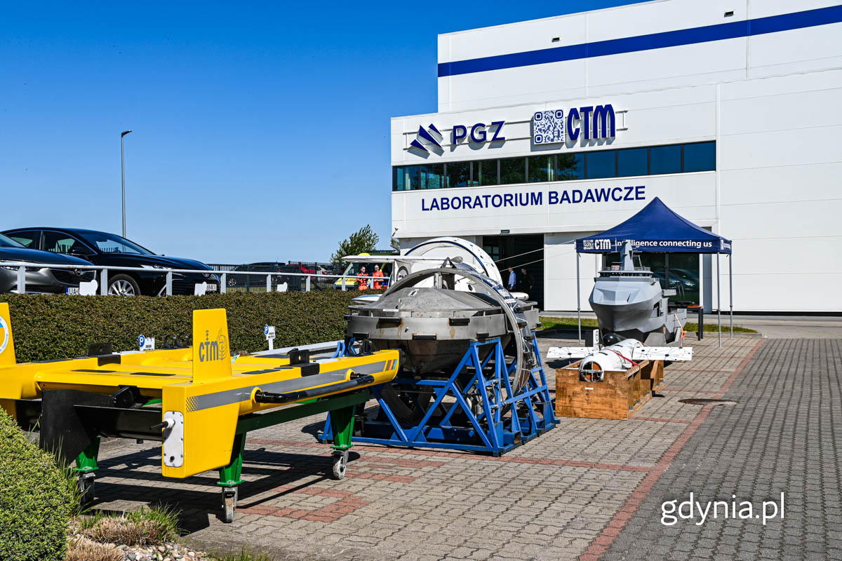 Ekspozycja zewnętrzna przed Ośrodkiem Badawczo-Rozwojowym Centrum Techniki Morskiej S.A. w Gdyni.
