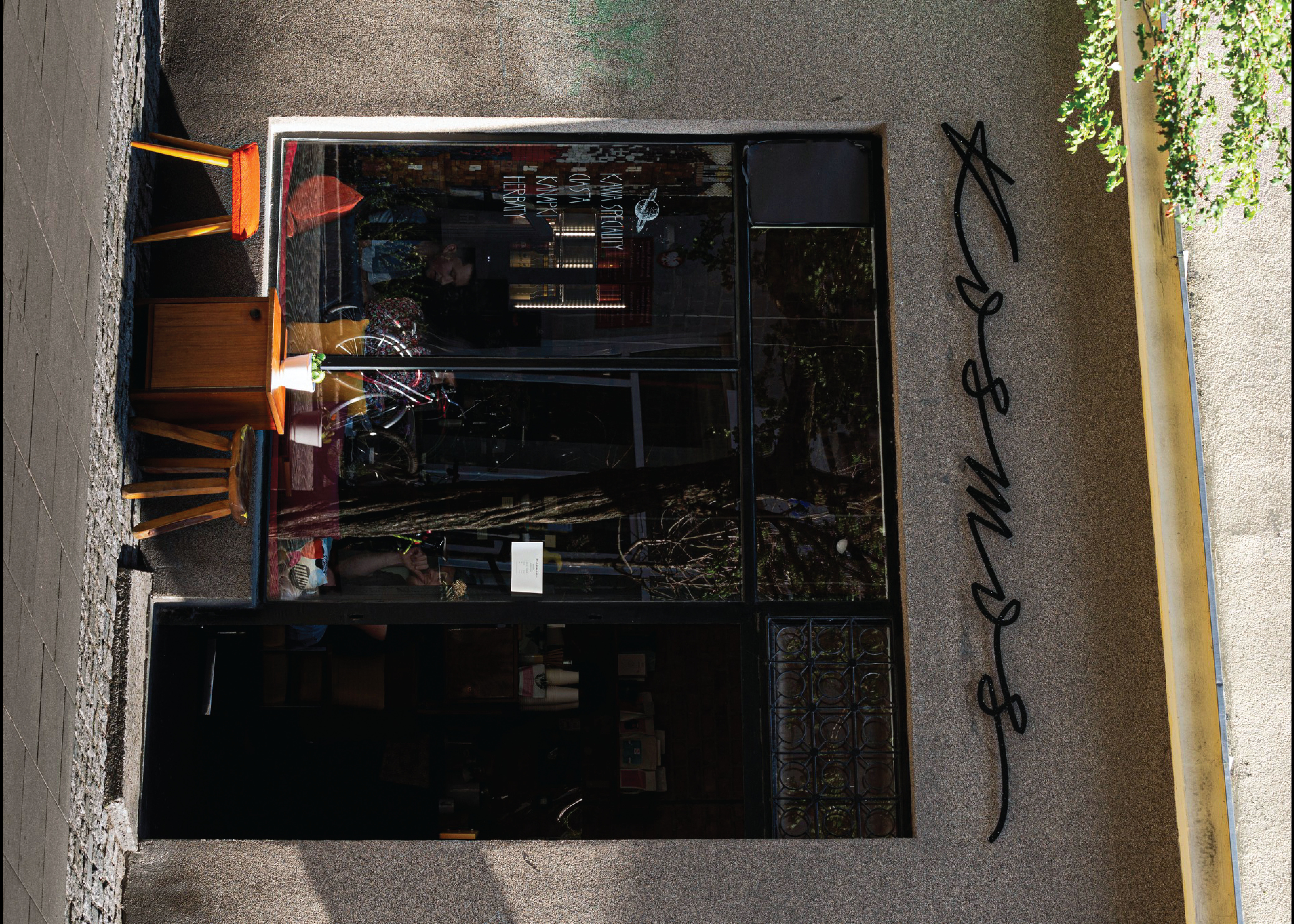 2. miejsce w konkursie na najlepiej zaprojektowany szyld w Gdyni &ndash; kawiarnia Kosmos przy ul. Starowiejskiej