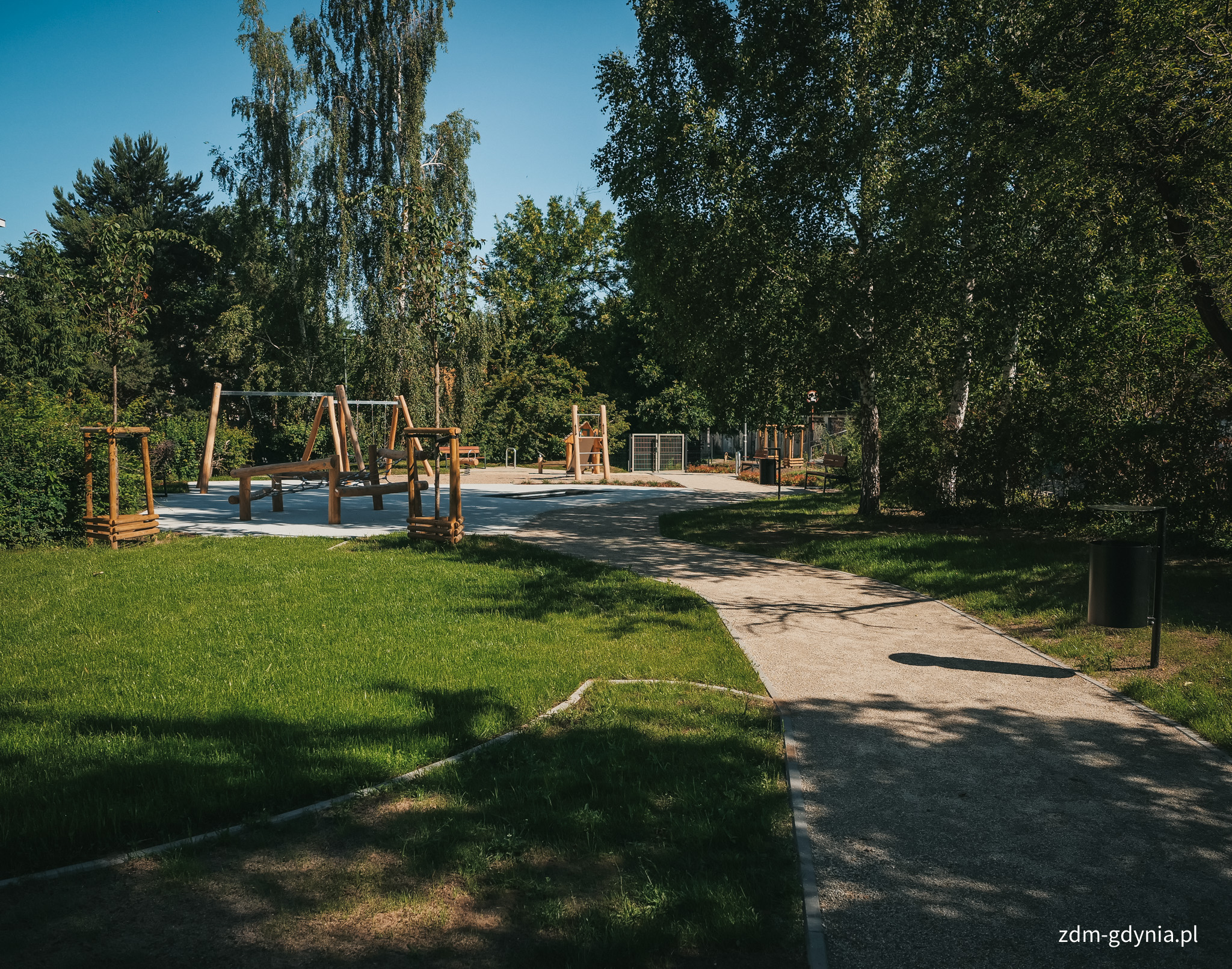 Do nowego placu prowadzi utwardzona ścieżka 