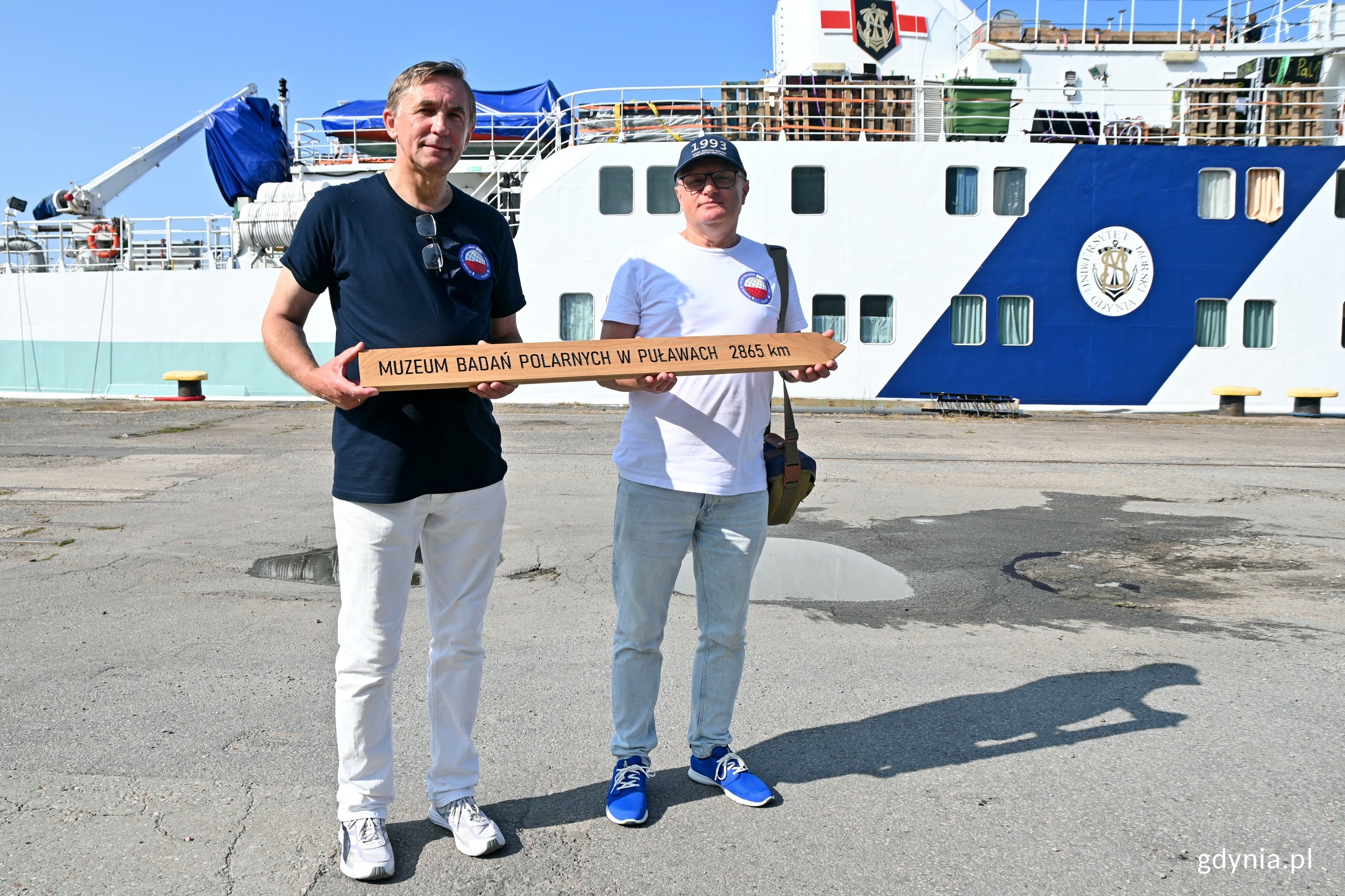 dr Piotr Kondraciuk - dyrektor Muzeum Badań Polarnych w Puławach i Andrzej Pawłowski - adiunkt Muzeum Badań Polarnych w Puławach z pamiątkową sztachetą na nabrzeżu przed statkiem &bdquo;Horyzont II&rdquo; (fot. Magdalena Czernek)
