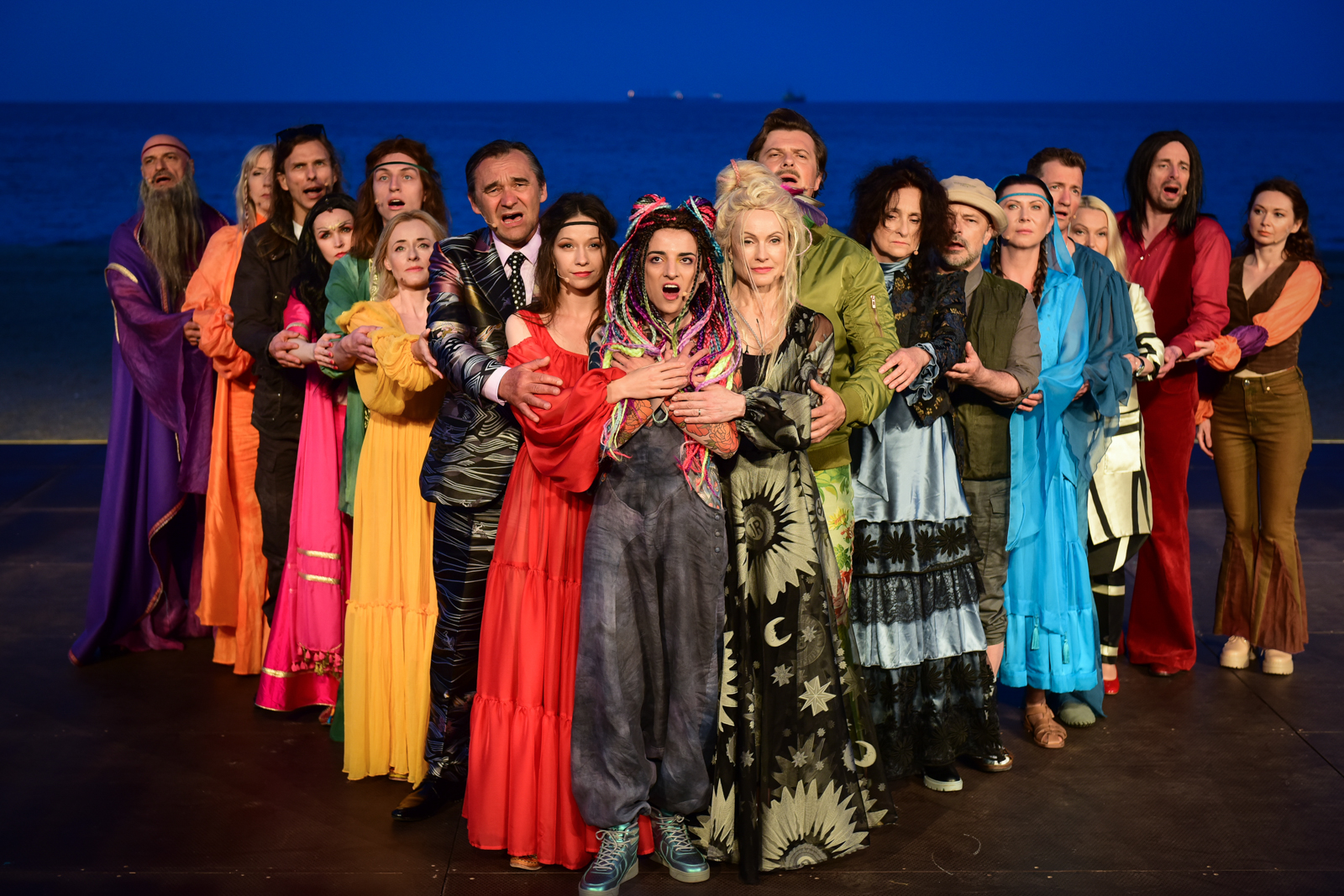 Scena zbiorowa. Zdjęcie z pr&oacute;by medialnej spektaklu &bdquo;Kwiaty we włosach&rdquo; // fot. Roman Jocher