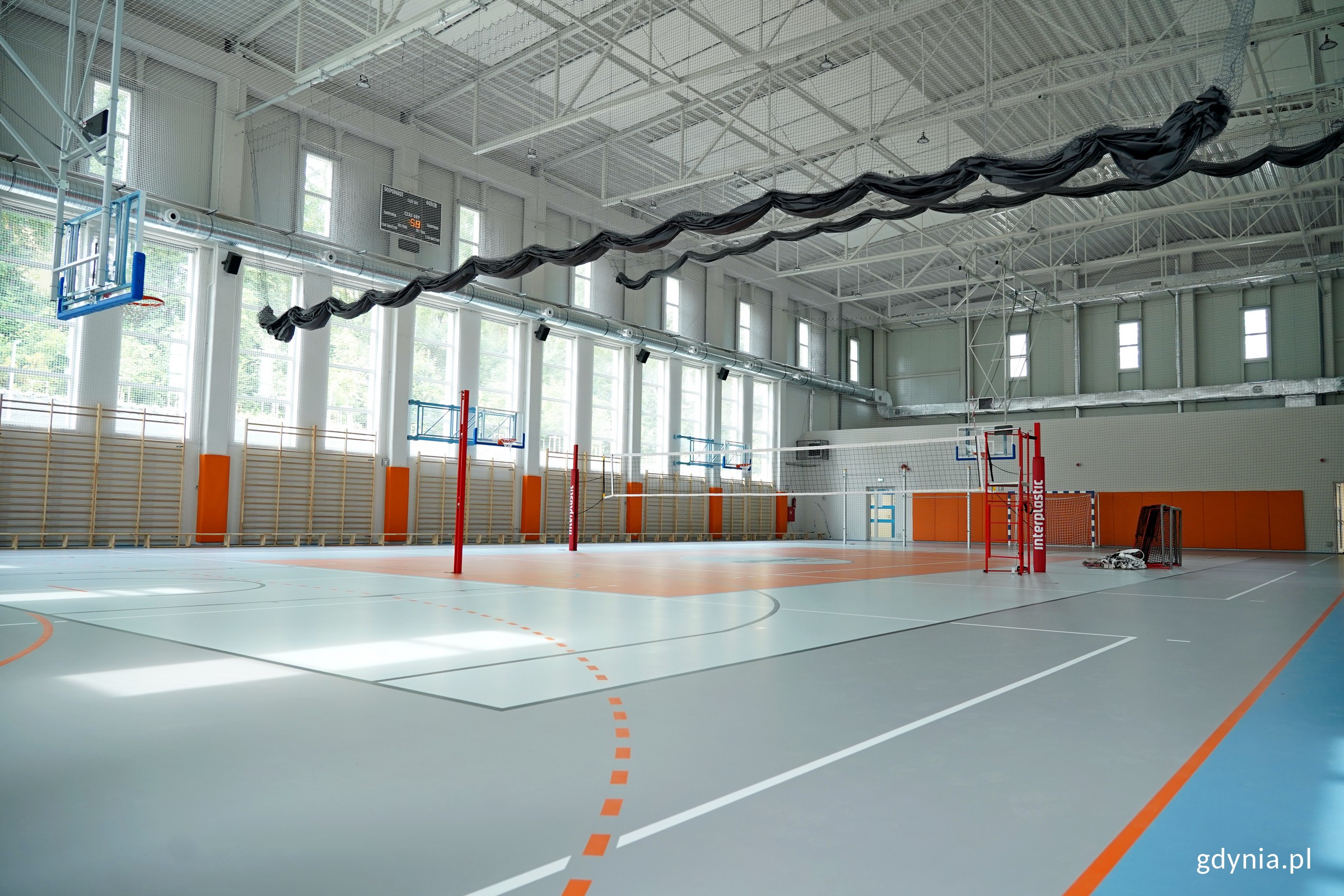 Hala sportowa przy ZSHG w Gdyni, ul. Morska 77, fot. M.Czernek