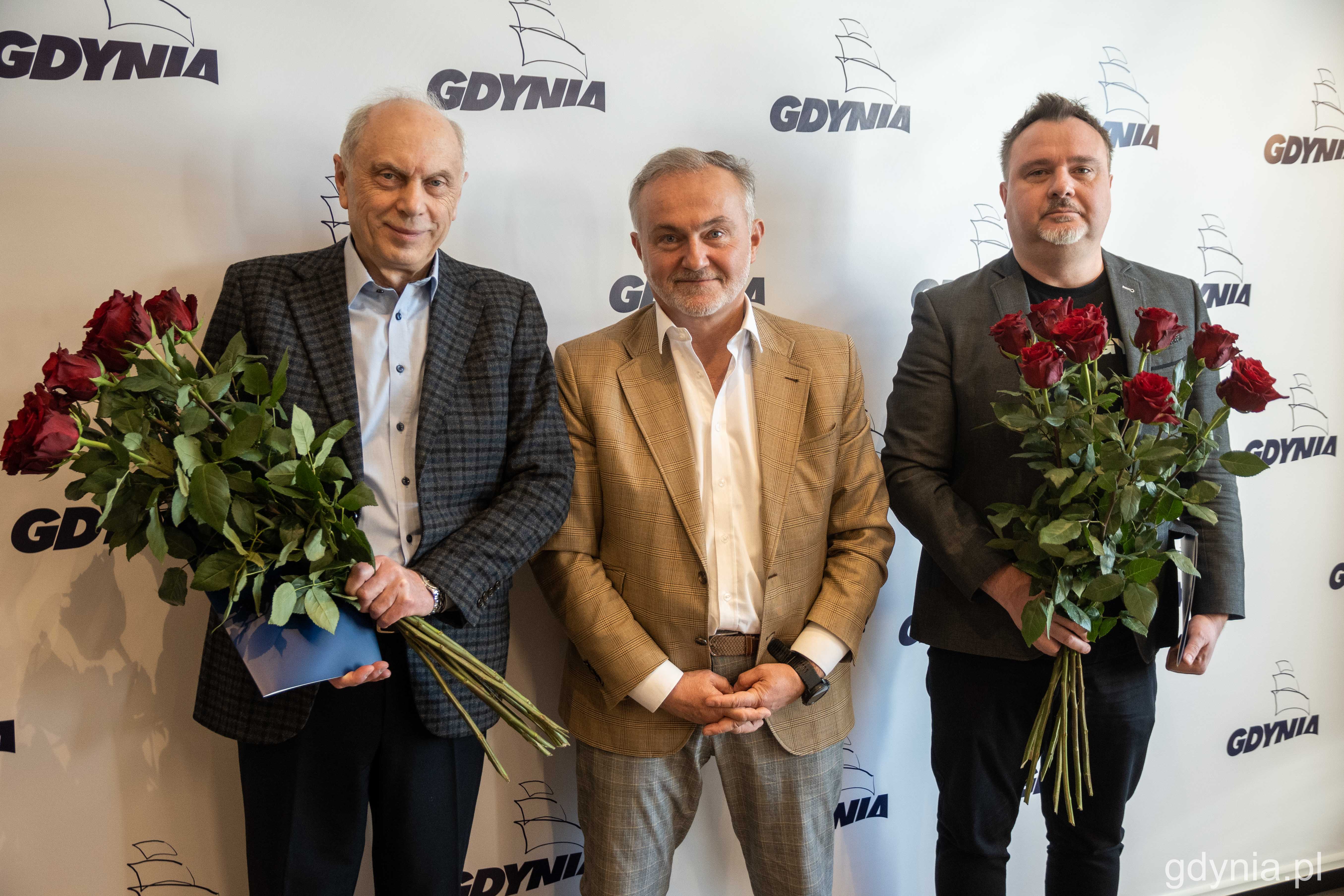 Na zdjęciu od lewej: Leszek Kopeć - odchodzący na emeryturę dyrektor Gdyńskiego Centrum Filmowego, Wojciech Szczurek - prezydent Gdyni i Jerzy Rados - obejmujący stanowisko dyrektora GCF // fot. Paweł Kukla