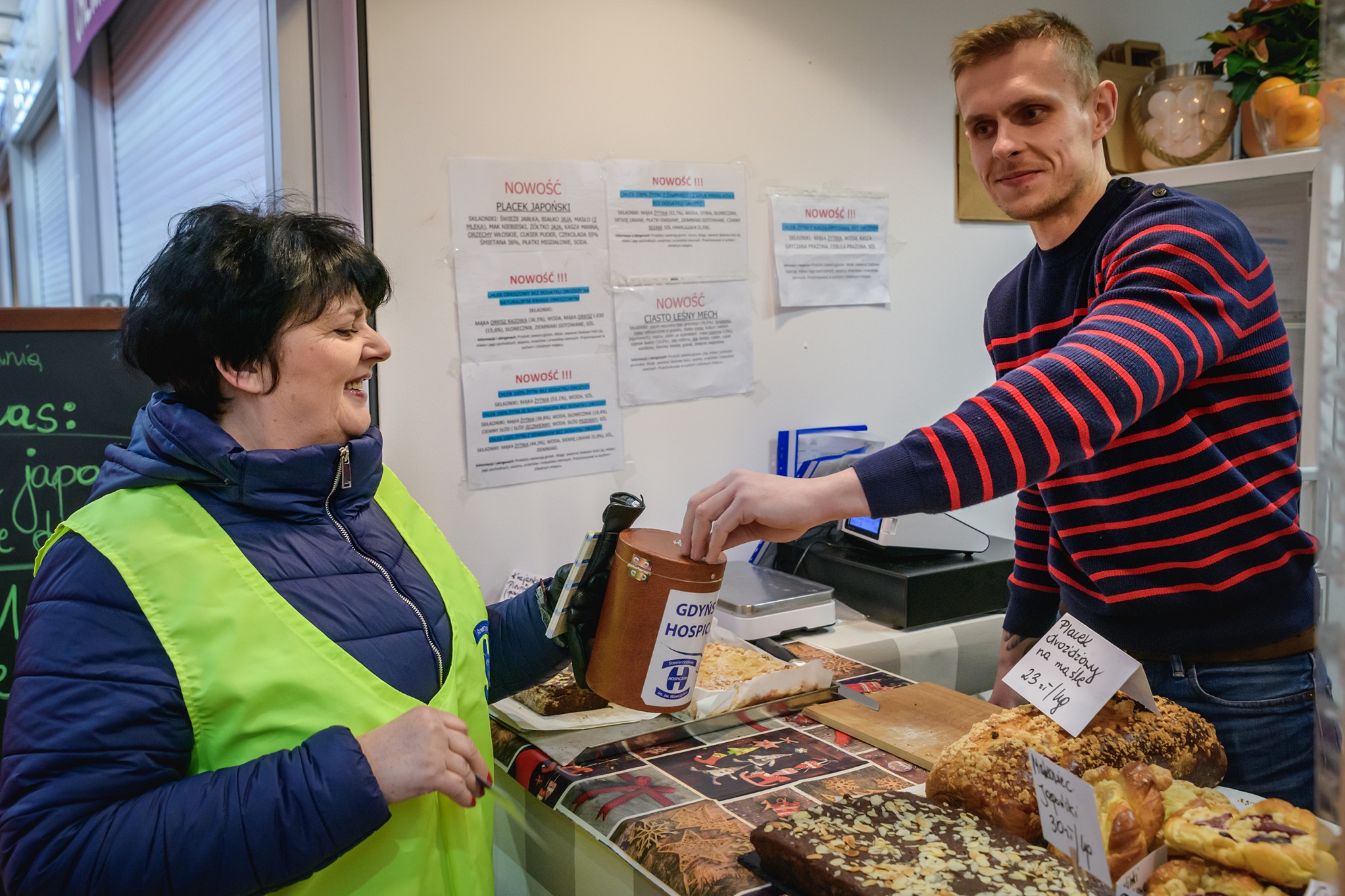 Kwesta na Hali Targowej w Gdyni, wolontariuszka Zofia Gregor przewodnicząca rady dzielnicy Grab&oacute;wek