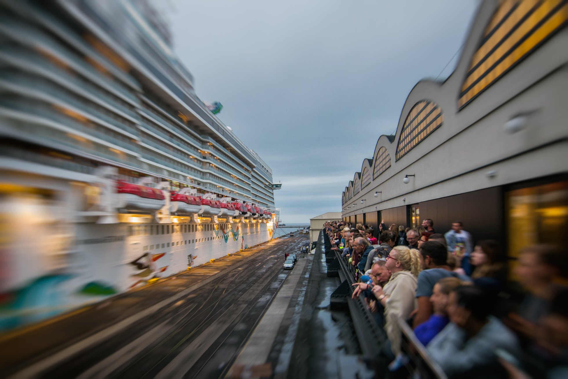 Wizyty wycieczkowc&oacute;w przyciagają tłumy obserwator&oacute;w, a tarasy Muzeum Emigracji sa doskonałym miejscem obserwacji. Fot. Małgorzata Szura-Piwnik