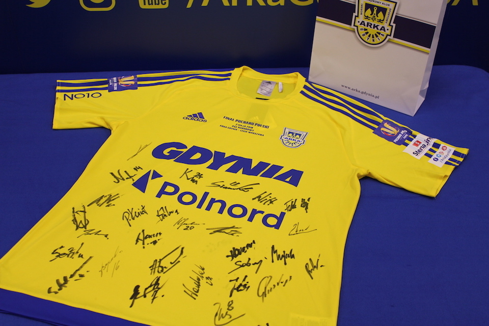 W tym roku licytowana jest koszulka meczowa Arki Gdynia, w kt&oacute;rej występowali zawodnicy podczas finału Pucharu Polski w 2018 r. fot. materiały prasowe