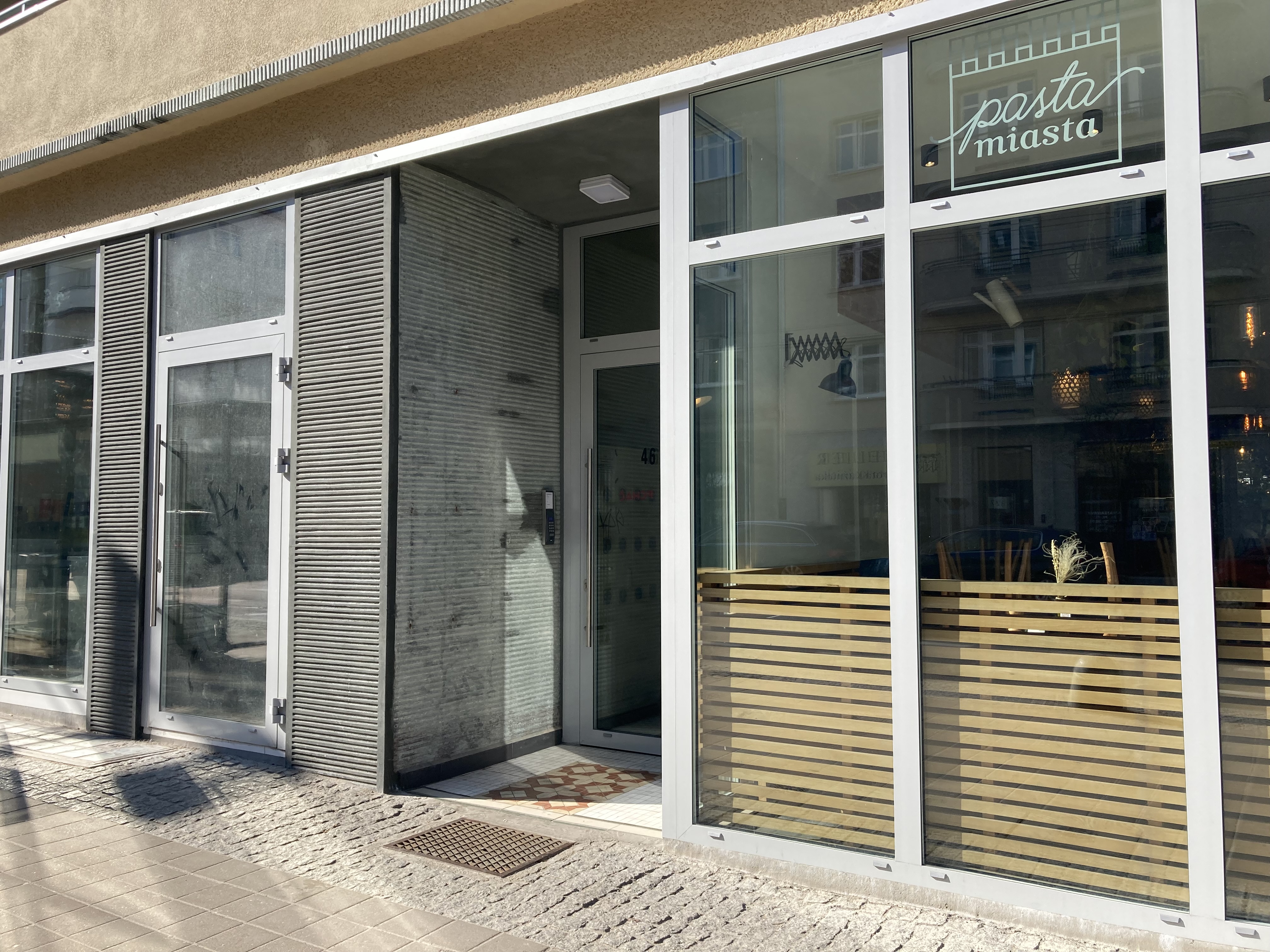 Fragment parteru budynku przy ul. Świętojańskiej 46 wraz z wnęką wejściową. Fot. Biuro Miejskiego Konserwatora Zabytk&oacute;w