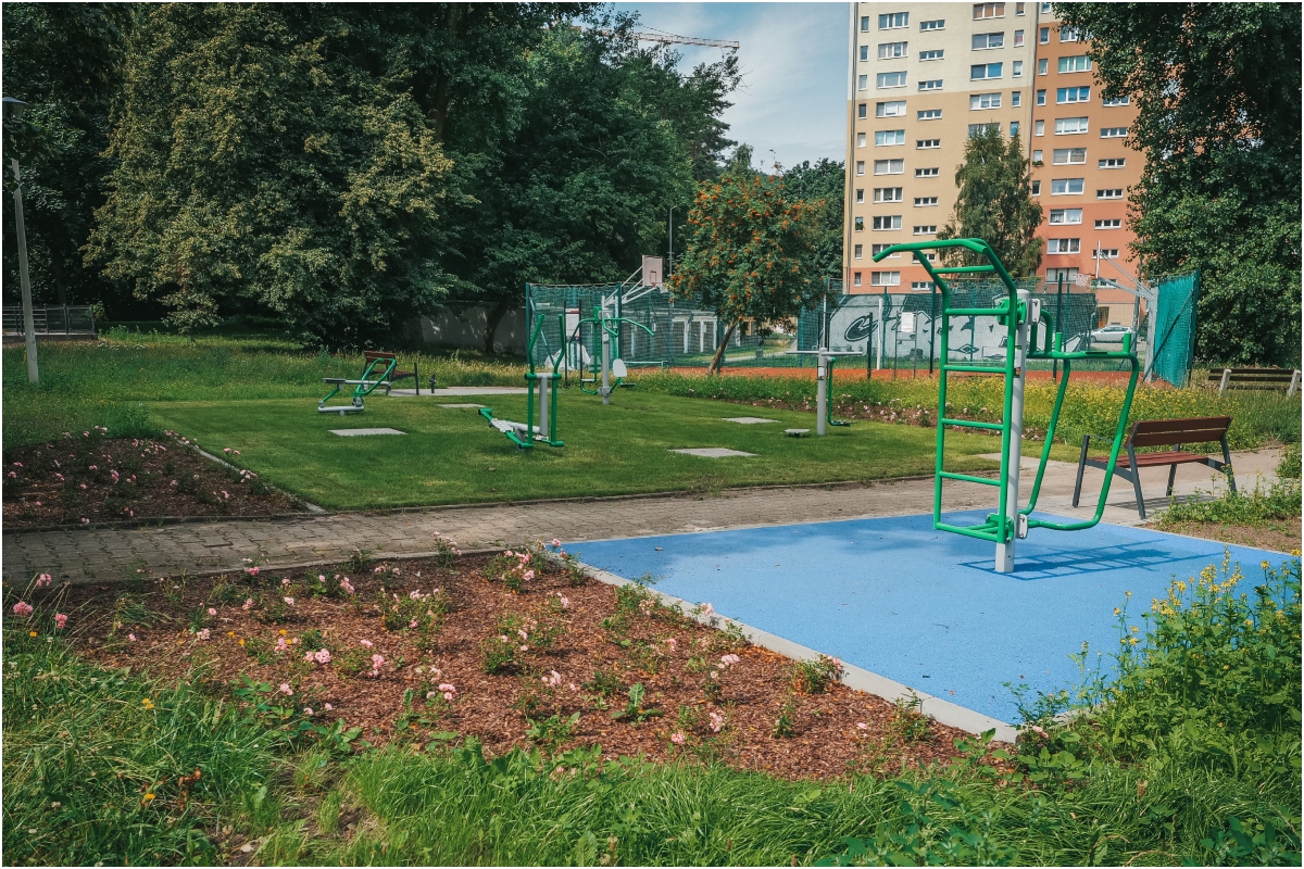 Ogr&oacute;d r&oacute;żany i siłownia pod chmurką przy ul. Kcyńskiej 