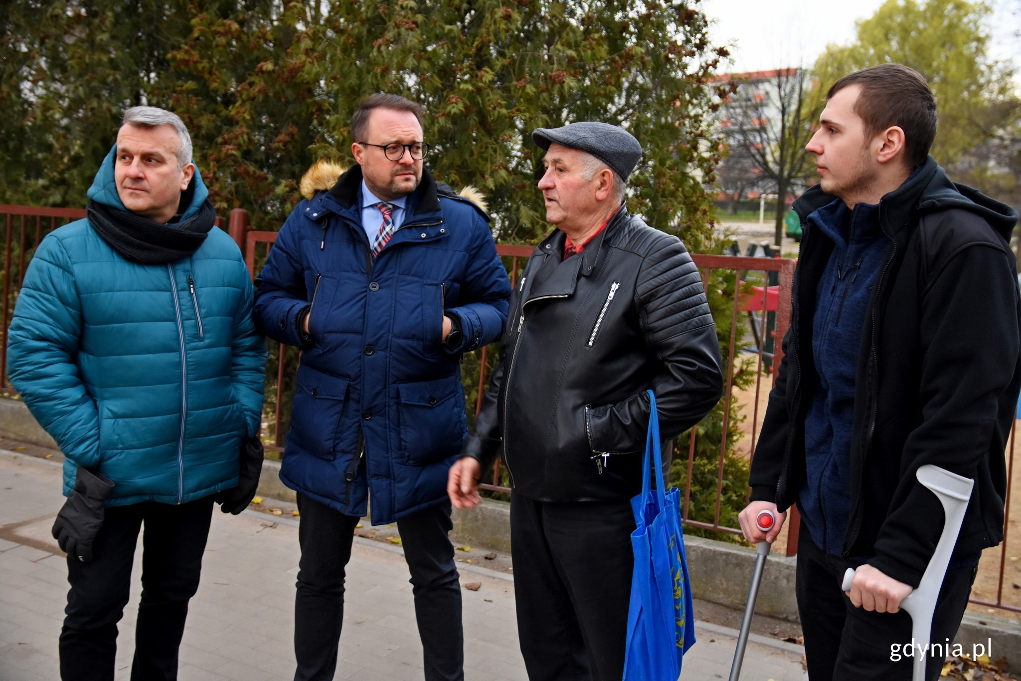 Ulica Godebskiego w nowej odsłonie. Na zdjęciu wiceprezydent Gdyni ds. rozwoju Marek Łucyk wraz z przedstawicielami Rady Dzielnicy Oksywie // fot. Paweł Kukla