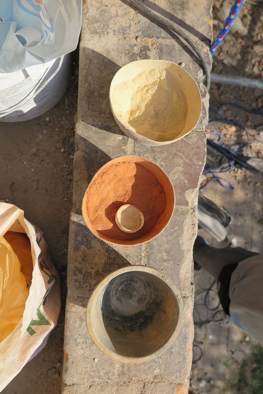 Dobieranie na budowie mieszanek do kitowania dostosowanych kolorami do zr&oacute;żnicowanej barwy płytek.