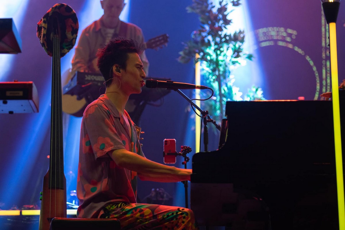 Jacob Collier podczas koncertu na scenie gł&oacute;wnej Open'er Festivalu 2023 // fot. Mikalai Valadkevich/ facebook.com/openerfestival