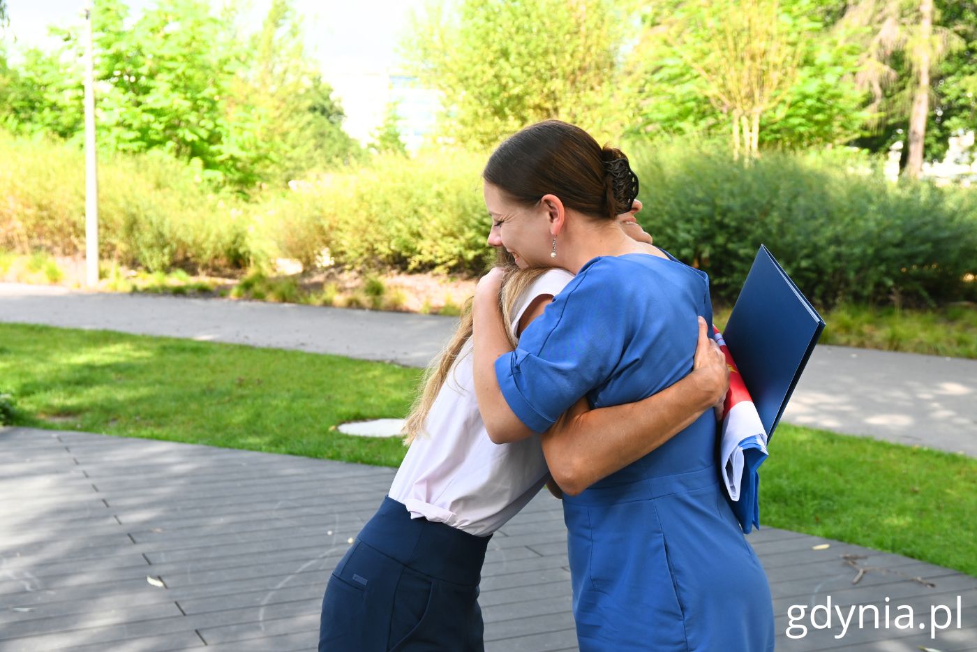 Zawodniczka w ciepły uścisku z Prezydent