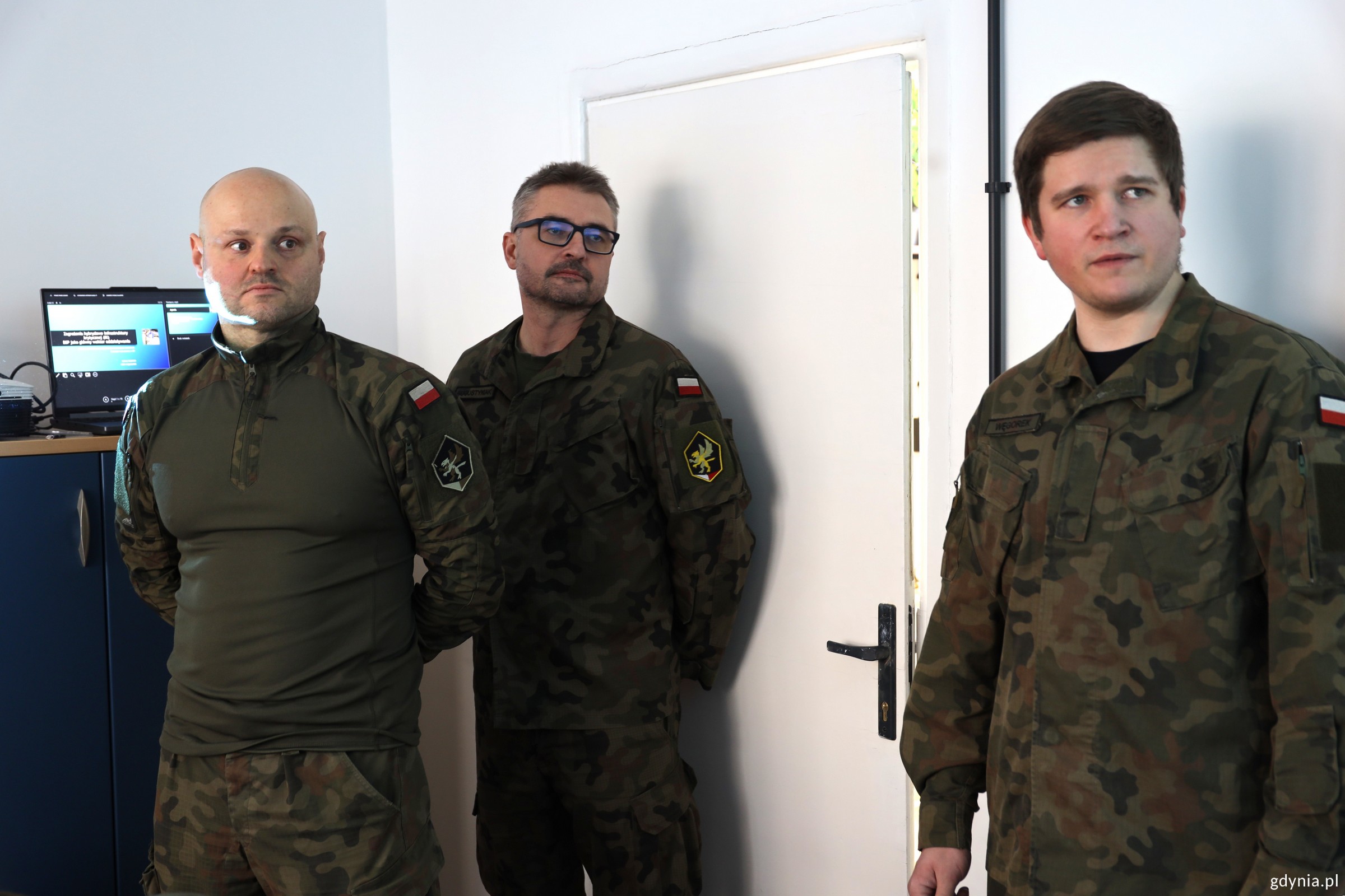 Na spotkaniu stoją od prawej: Piotr Węgorek, Łukasz Stabiński i Adam Augustyniak ze Stowarzyszenia Pomorska Obrona Narodowa