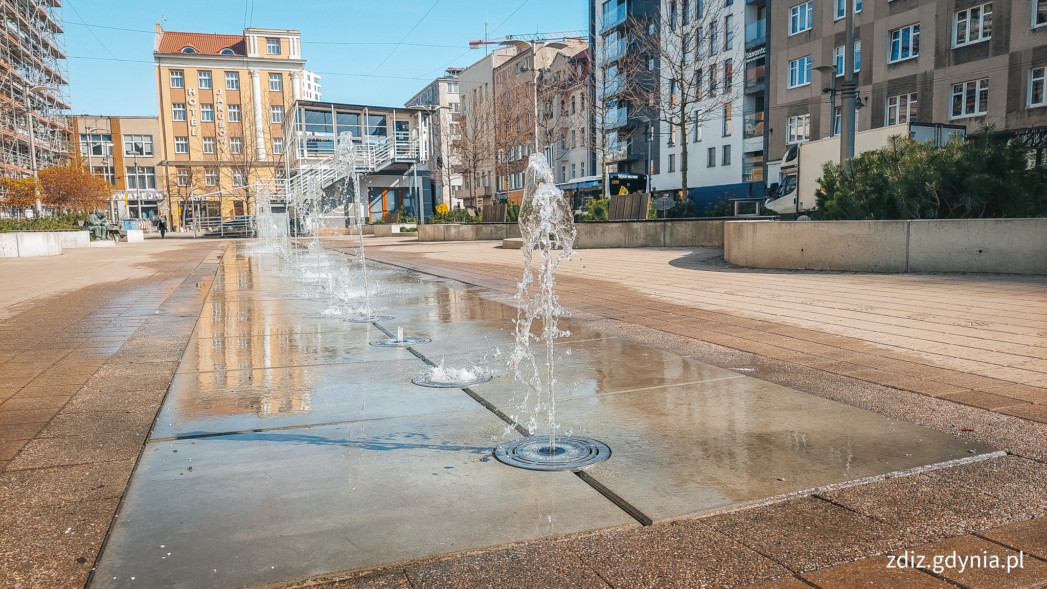 fontanna na placu Kaszubskim, widoczny plac, fontanna, strumienie wody