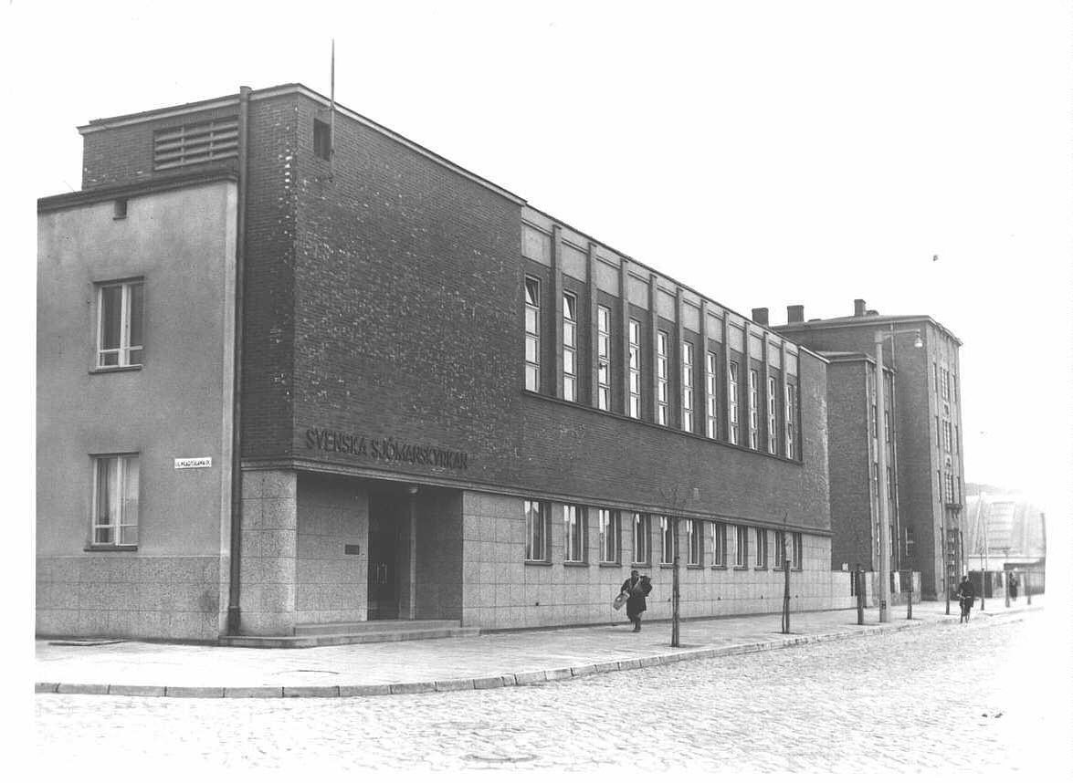 Archiwalne zdjęcie budynku z napisem: szwedzki kości&oacute;ł dla marynarzy