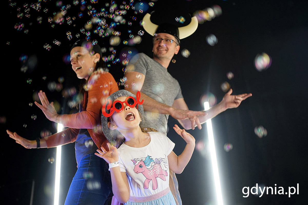 Rodzina pozuje w fotobudce 360