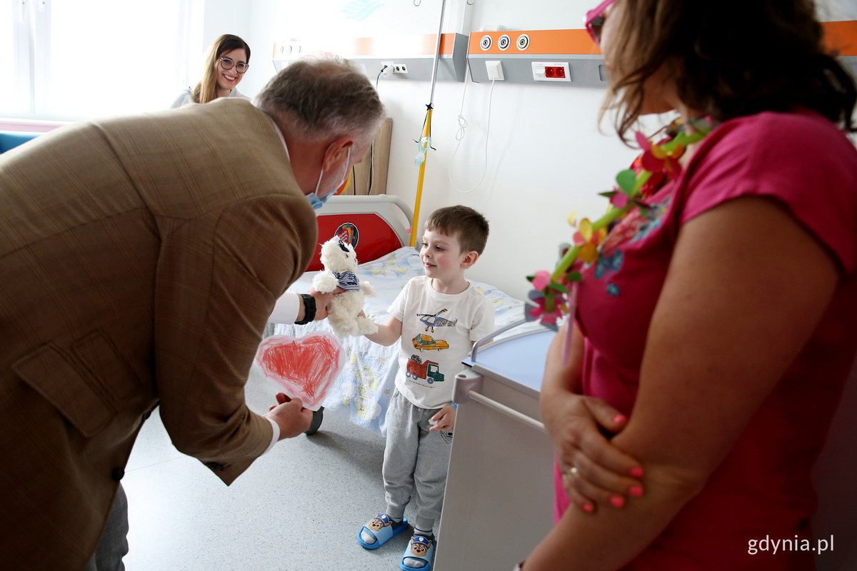 Jeden z małych pacjent&oacute;w - Olek, wręczył prezydentowi Wojciechowi Szczurkowi zrobione przez siebie serce. Fot. Przemysław Kozłowski
