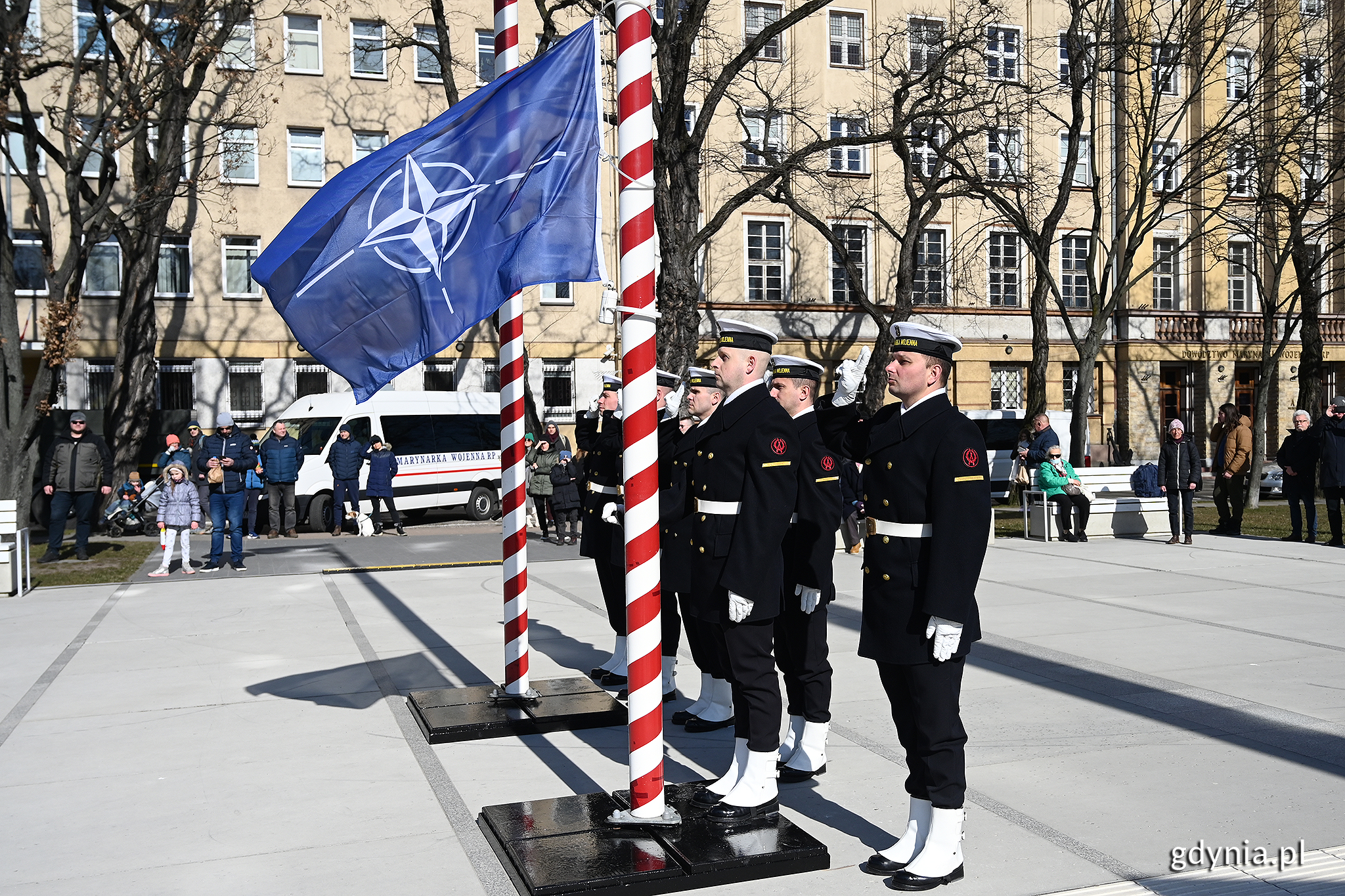 Przy Pomniku Polski Morskiej podniesiono flagi NATO, fot. Michał Puszczewicz