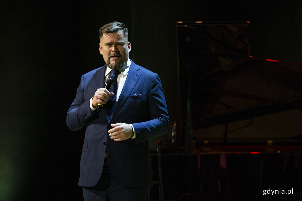 Mężczyzna na scenie.