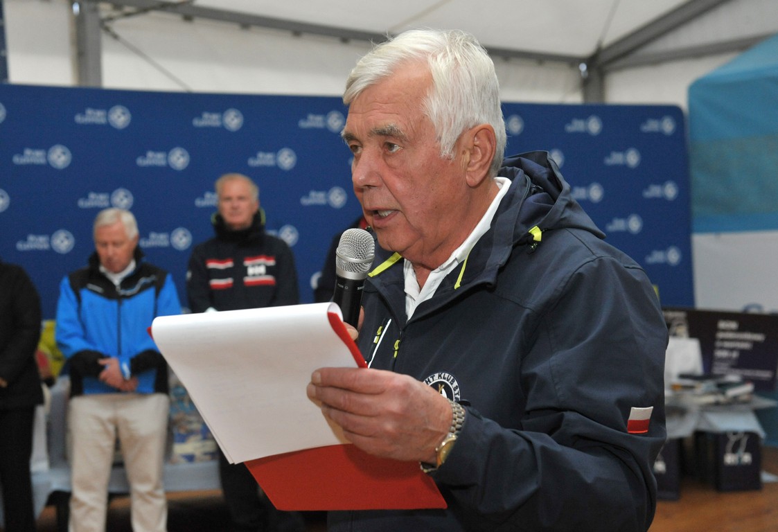Komandor Yacht Klubu Stal Gdynia Leszek Kajetan Kilanowski przemawia podczas zawod&oacute;w żeglarskich