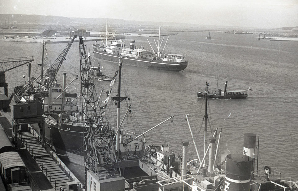 Na zdj.: na pierwszym planie statki przy nabrzeżu Pilotowym (obecnie nabrzeże Fińskie) w 1938 roku // fot. Henryk Poddębski, Archiwum Cyfrowe Gdynia w sieci Muzeum Miasta Gdyni