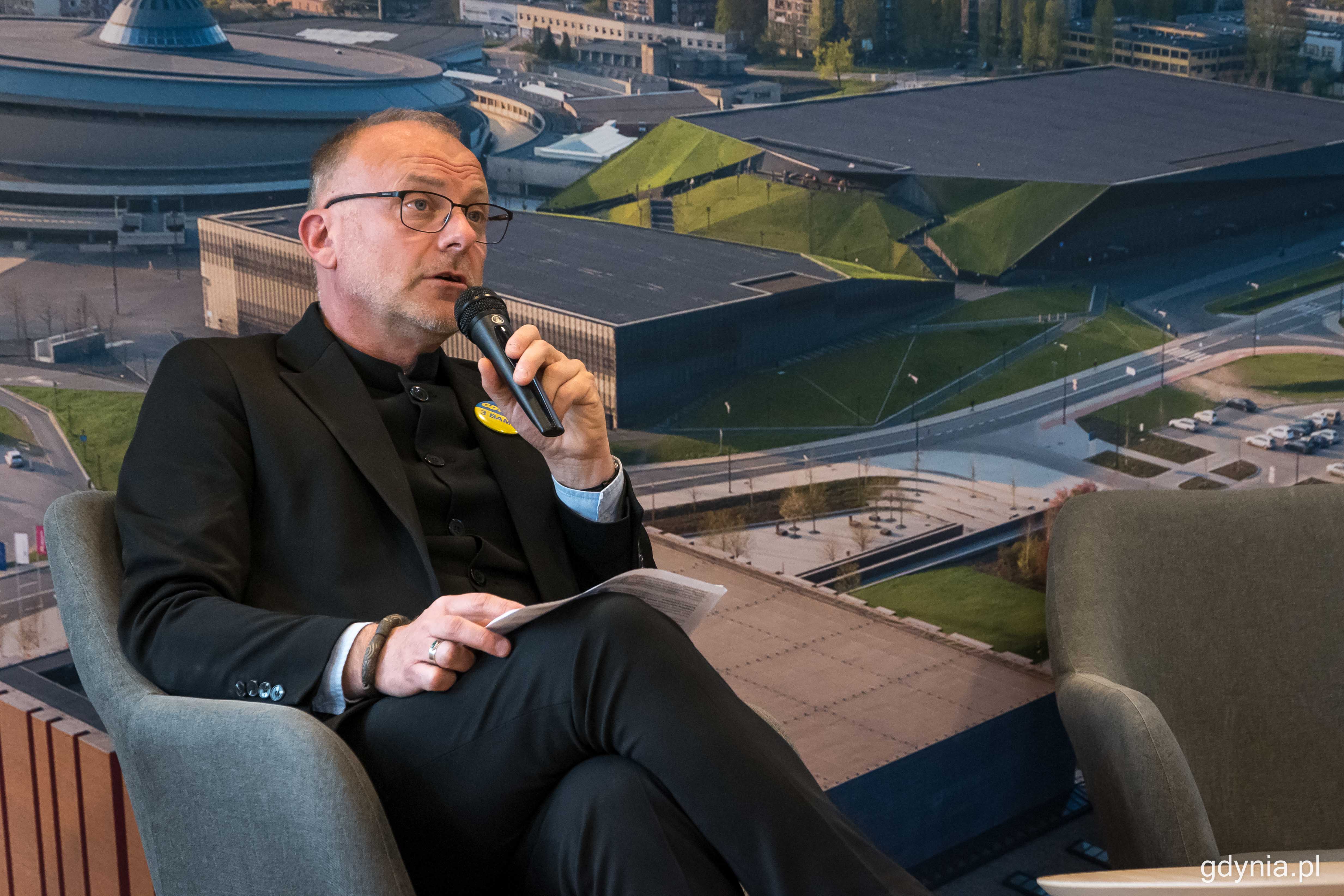 Michał Guć, wiceprezydent Gdyni ds. innowacji podczas prezentacji dotyczącej znaczenia społeczeństwa obywatelskiego w rozwoju miast, fot. Kamil Złoch